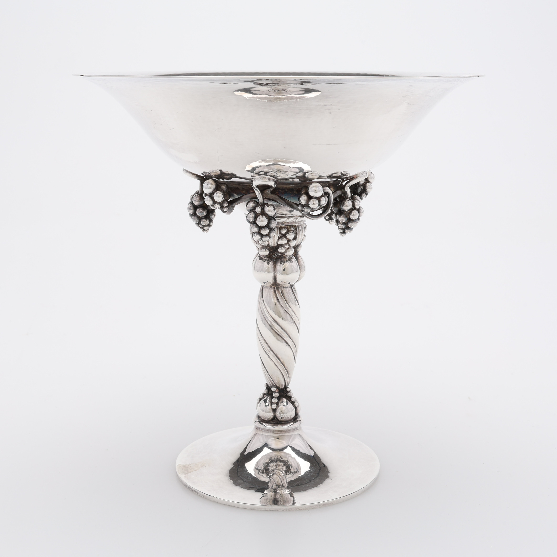 GEORG JENSEN. SKÅL PÅ FOT, STERLINGSILVER, MODELL 263B, GEORG JENSEN, DANMARK, FORMGIVEN 1918.