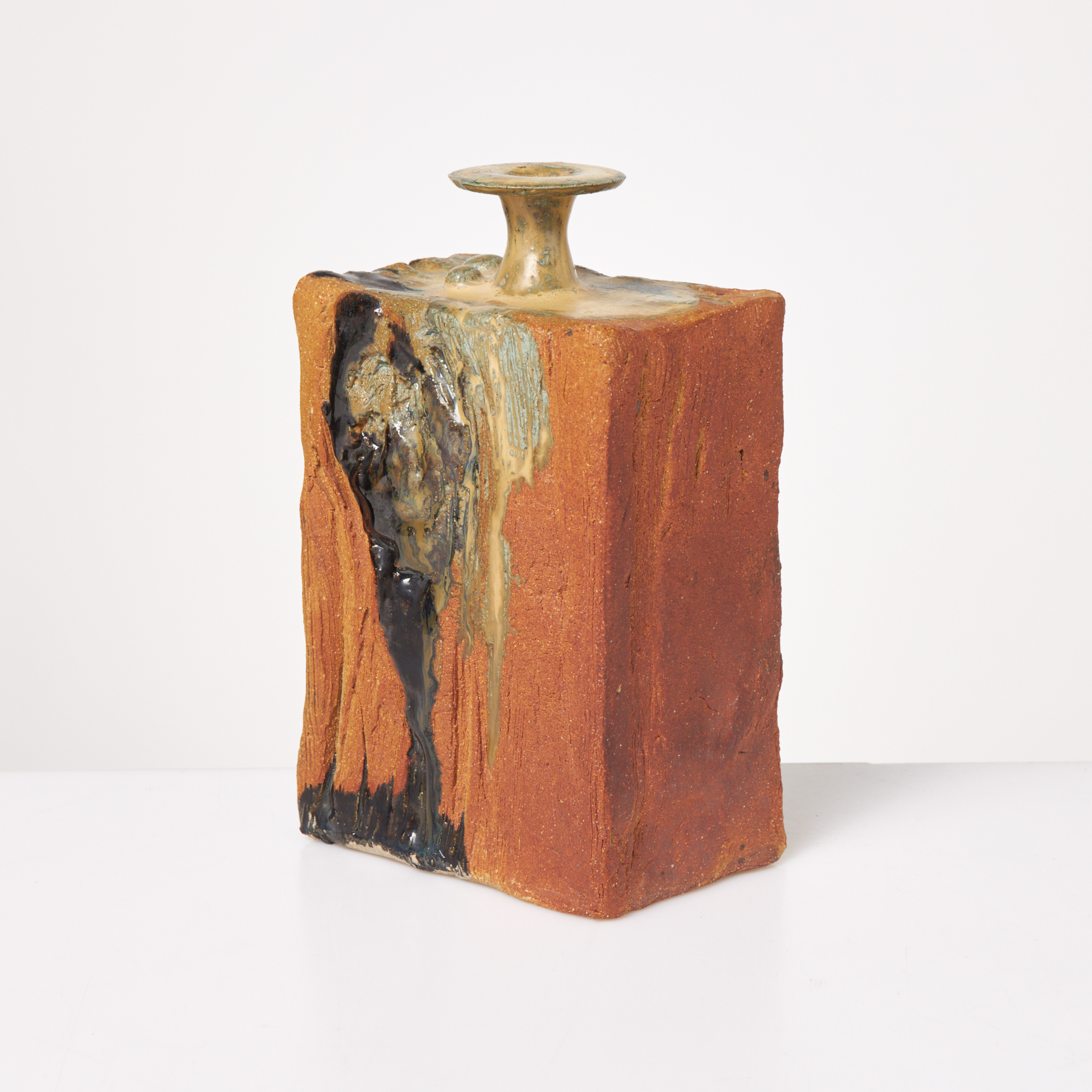 VAS. Stengods, Japan, 1900-talets andra hälft, delvist glaserad, ristad signatur.