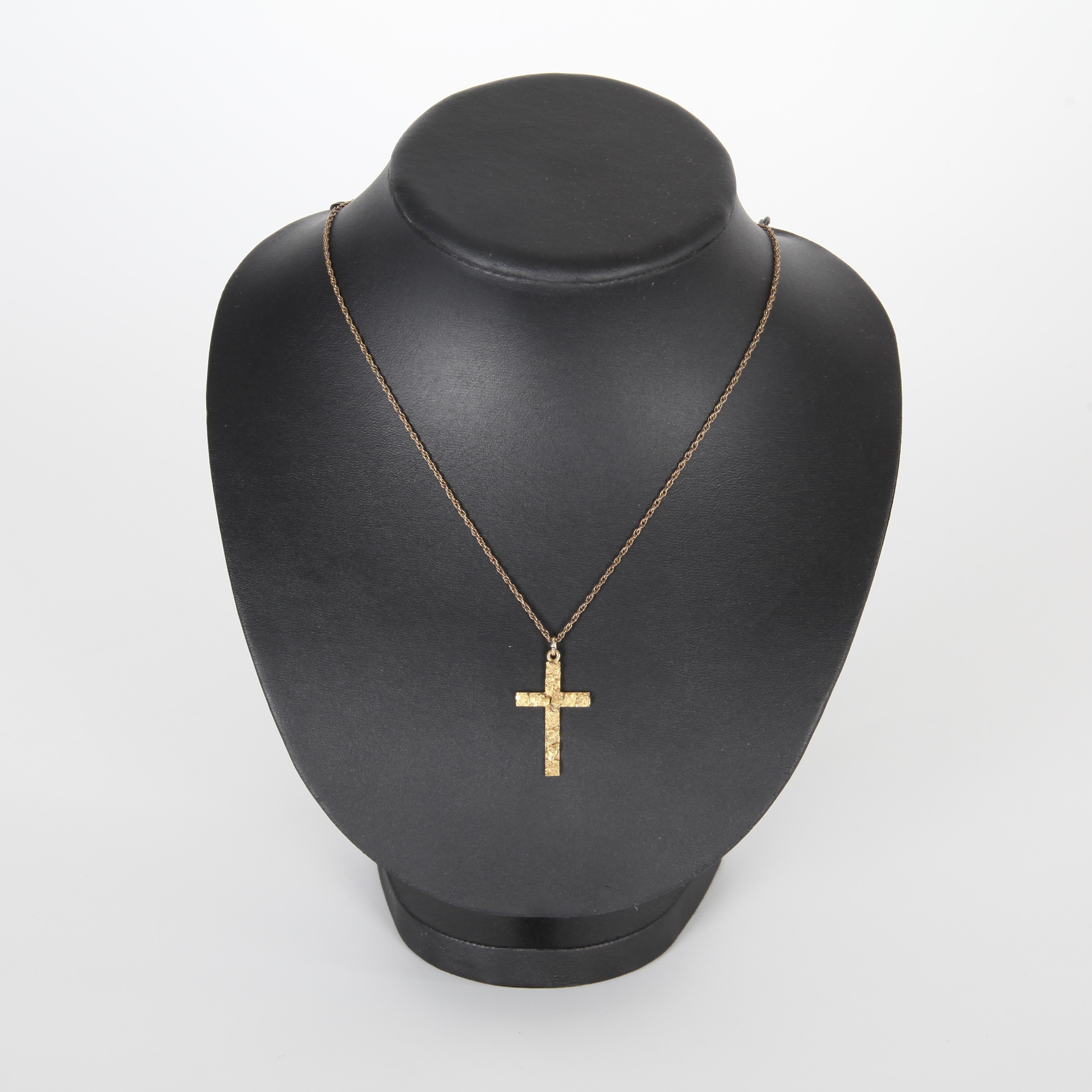 HALSBAND MED HÄNGE, kors, 10K resp 12K guld, Alaska, 1950-tal.