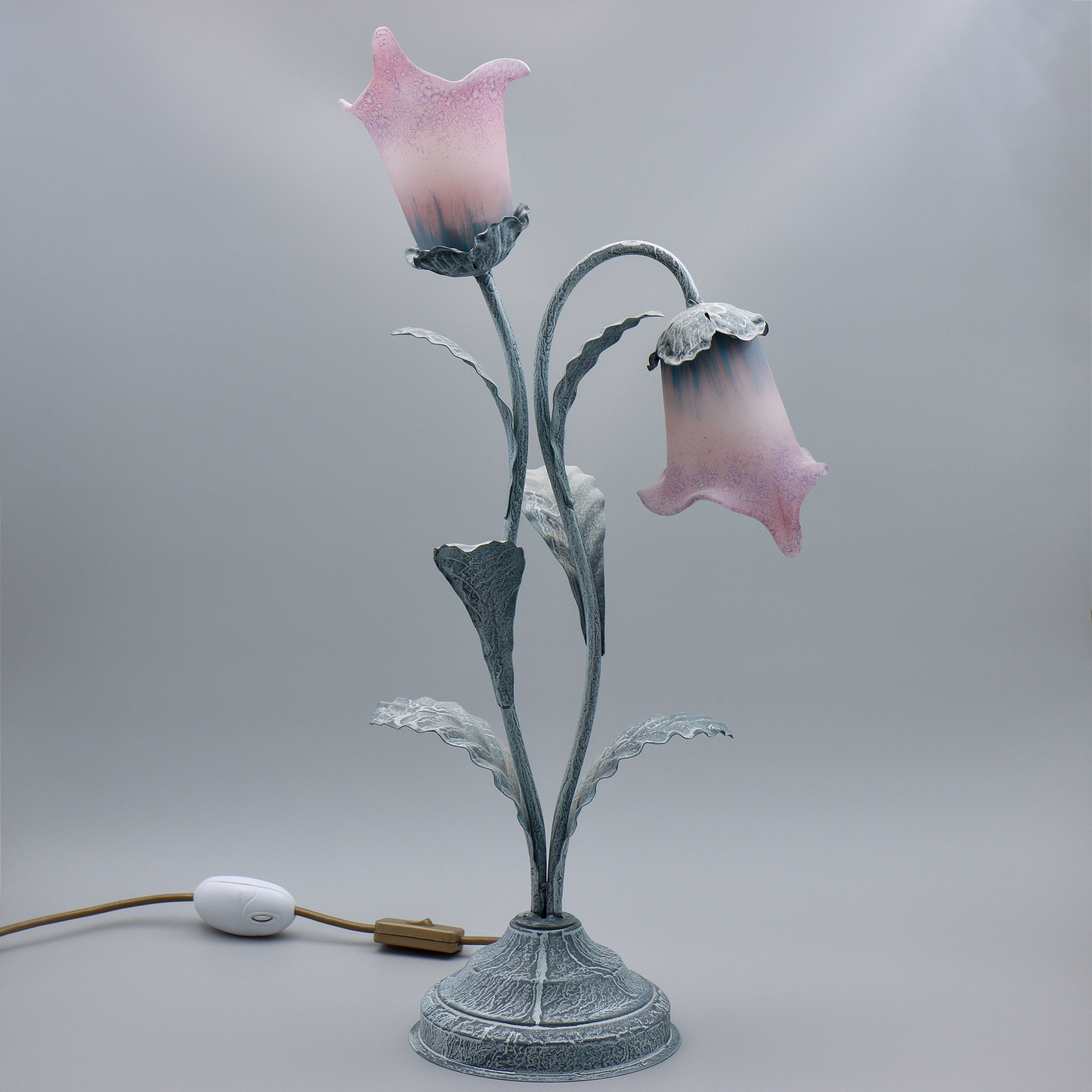 BORDSLAMPA (66cm) BLOMSTERKLOCKOR I GLAS, PATENERAD METALL, DIMMER FUNKTION, SAMTIDA.