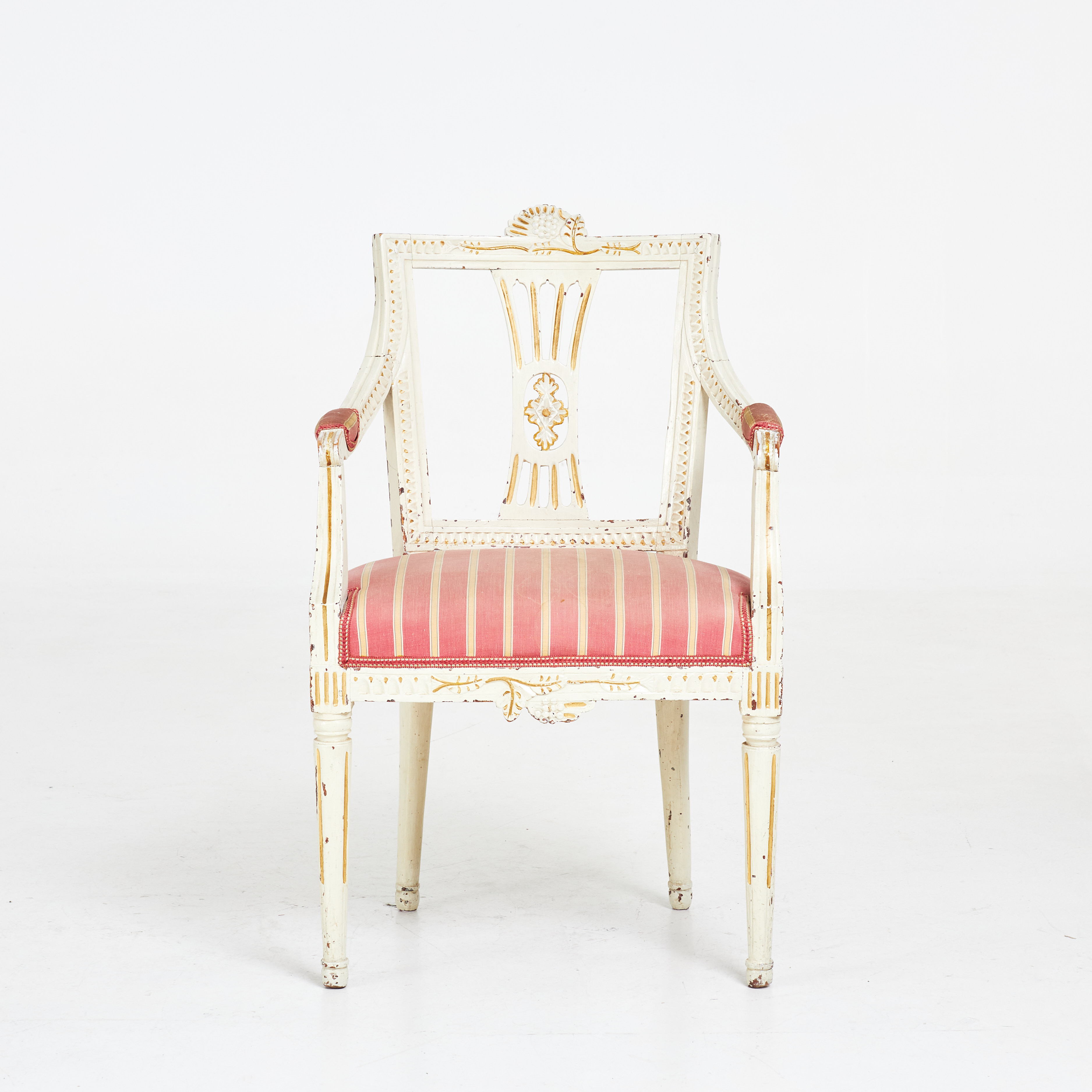 KARMSTOL, Gustaviansk, Lindome, 1700-tal, bemålad, skuren dekor, stoppad sits i textil.