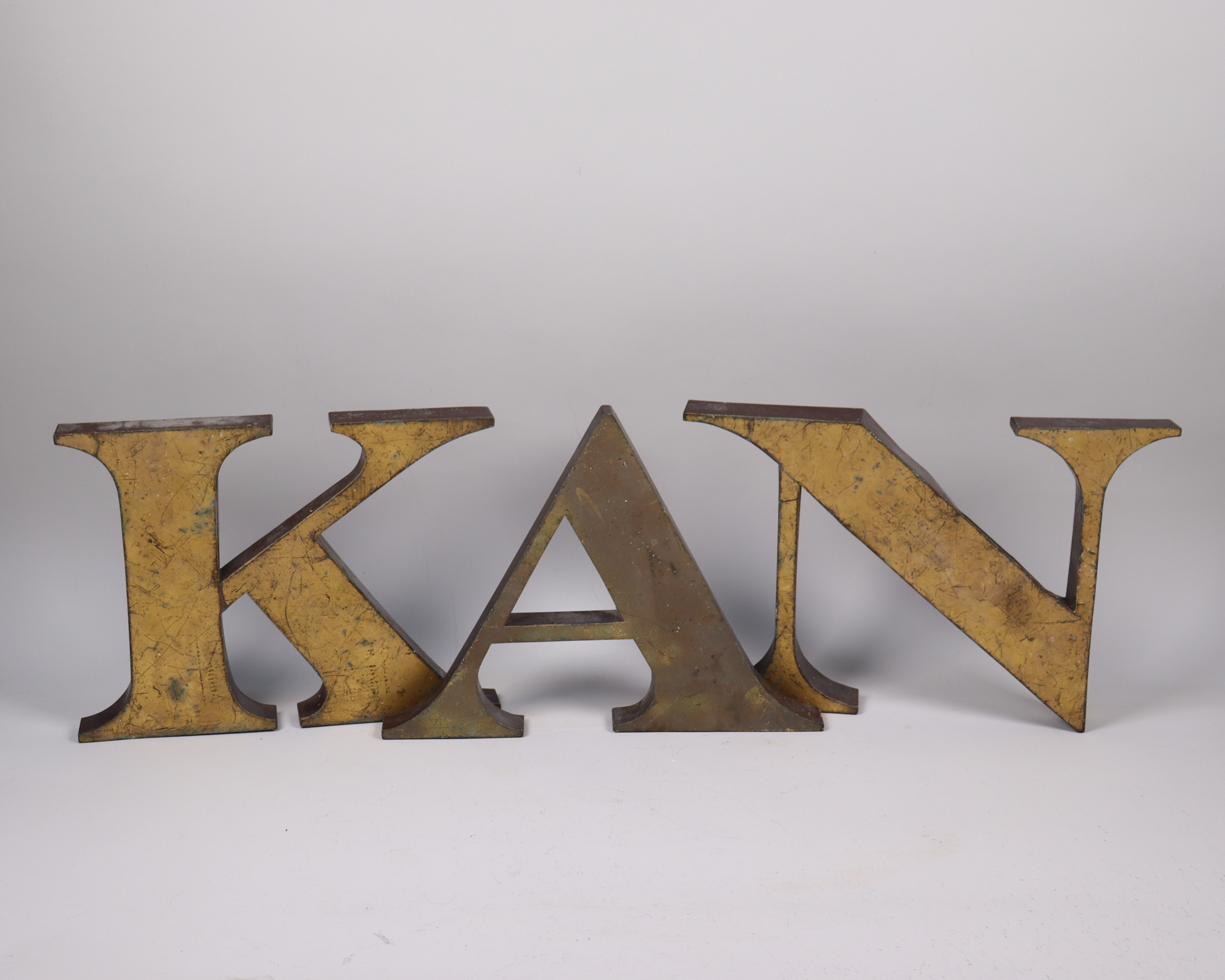 BOKSTÄVER, metall, K A N, 1900-talets första hälft.