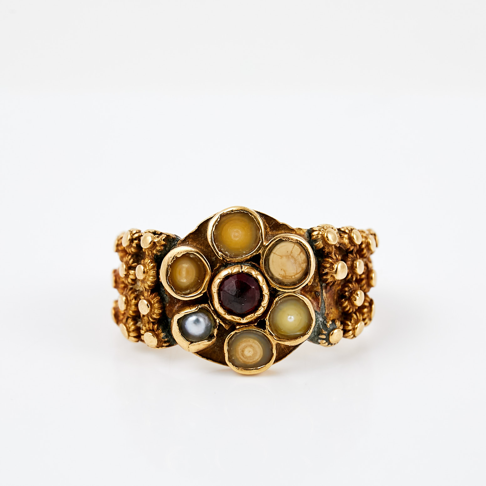 RING, 20 k guld, 1 rosenslipad granat, bekransad av odlade saltvattenspärlor, dekor av filigran, 1900-tals mitt.