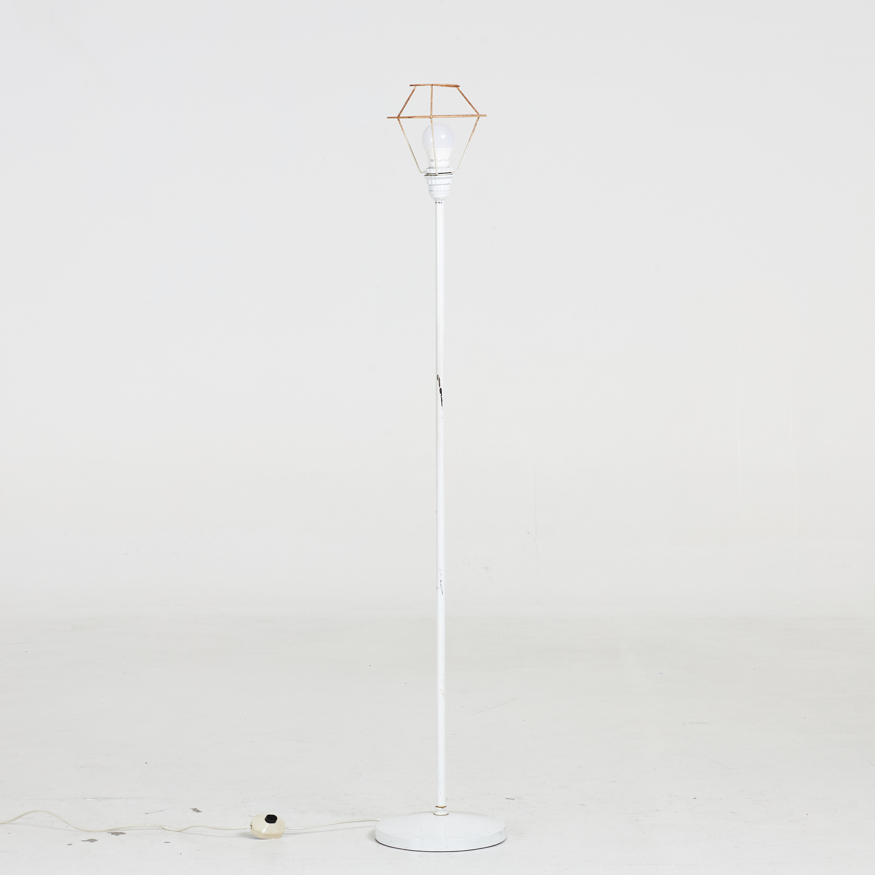 HANS-AGNE JAKOBSSON. Golvlampa, G-52, Markaryd, lackerad stomme i vitt, etikettmärkt.