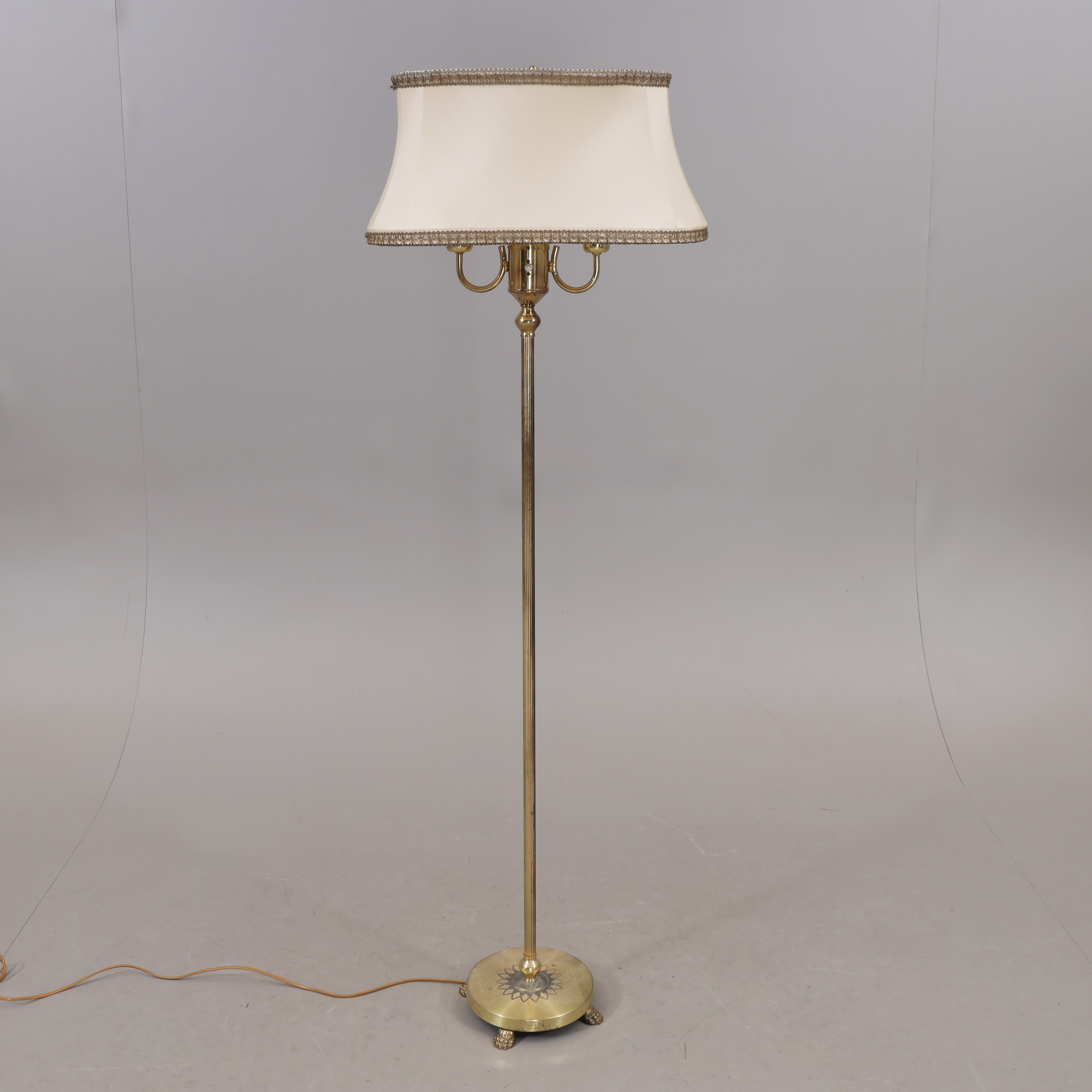 GOLVLAMPA, mässing, 1900-talets andra hälft.