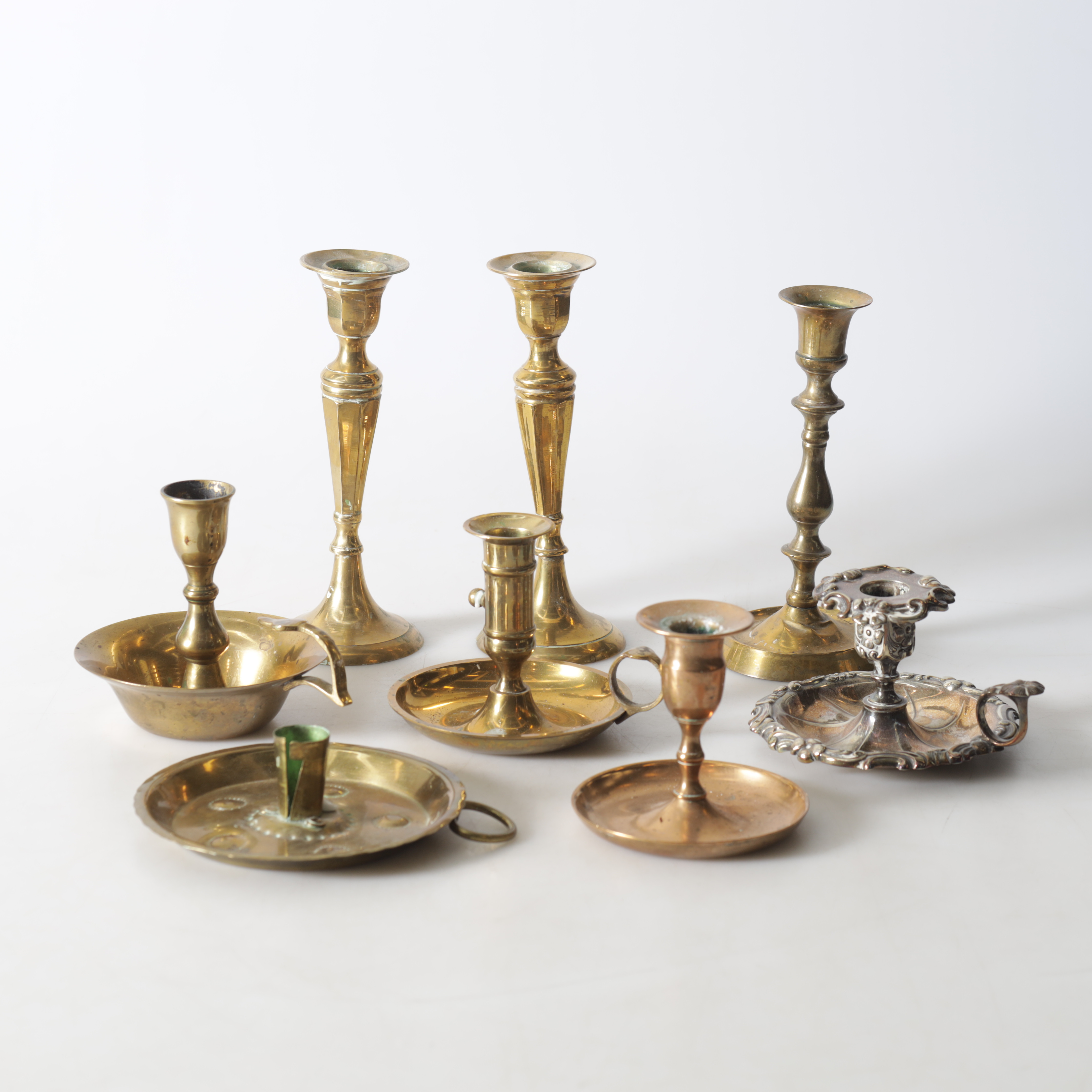 LJUSSTAKAR, 8 st, mässing & vitmetall, 1900-tal.