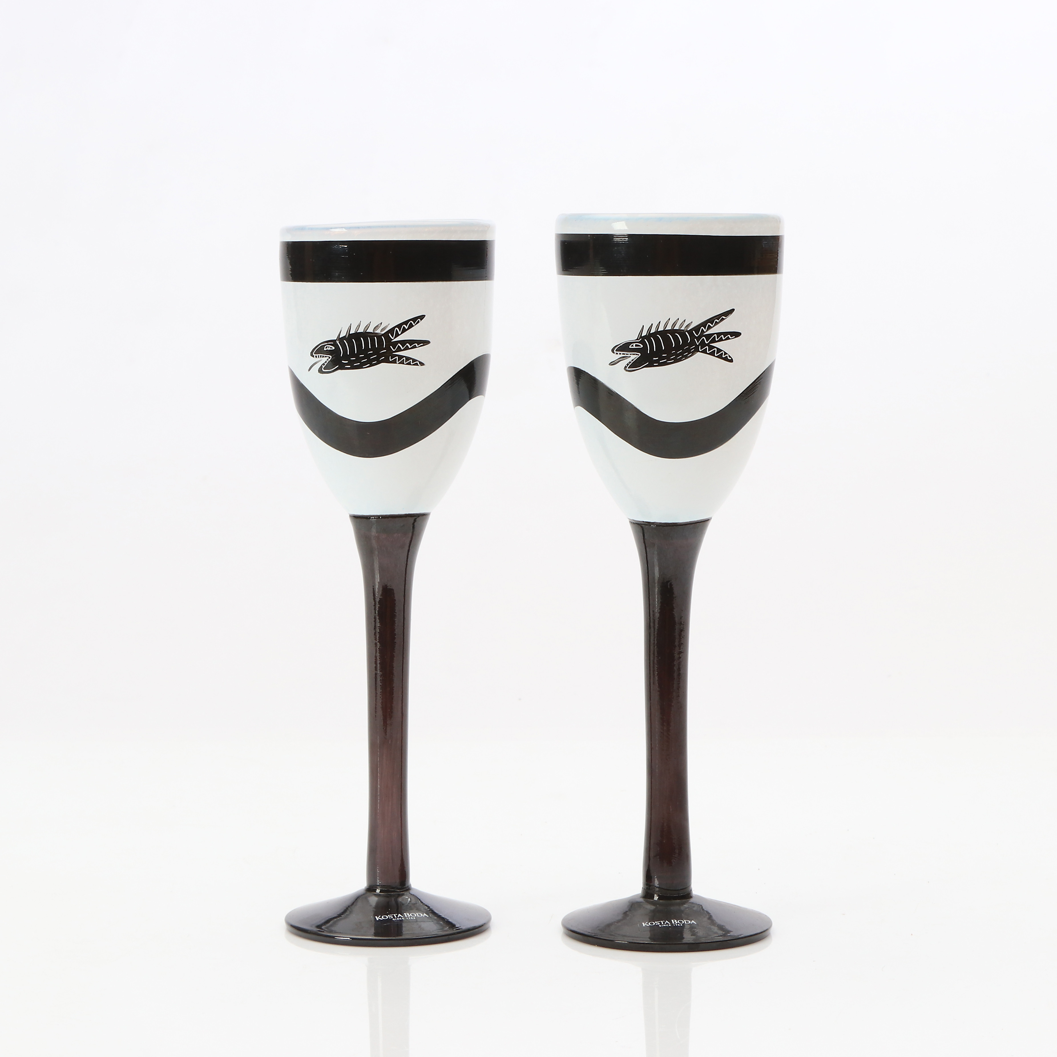 ULRICA HYDMAN-VALLIEN. GLAS, ETT PAR. Konstglas med delvis bemålad dekor. Kosta Boda, signerade undertill.