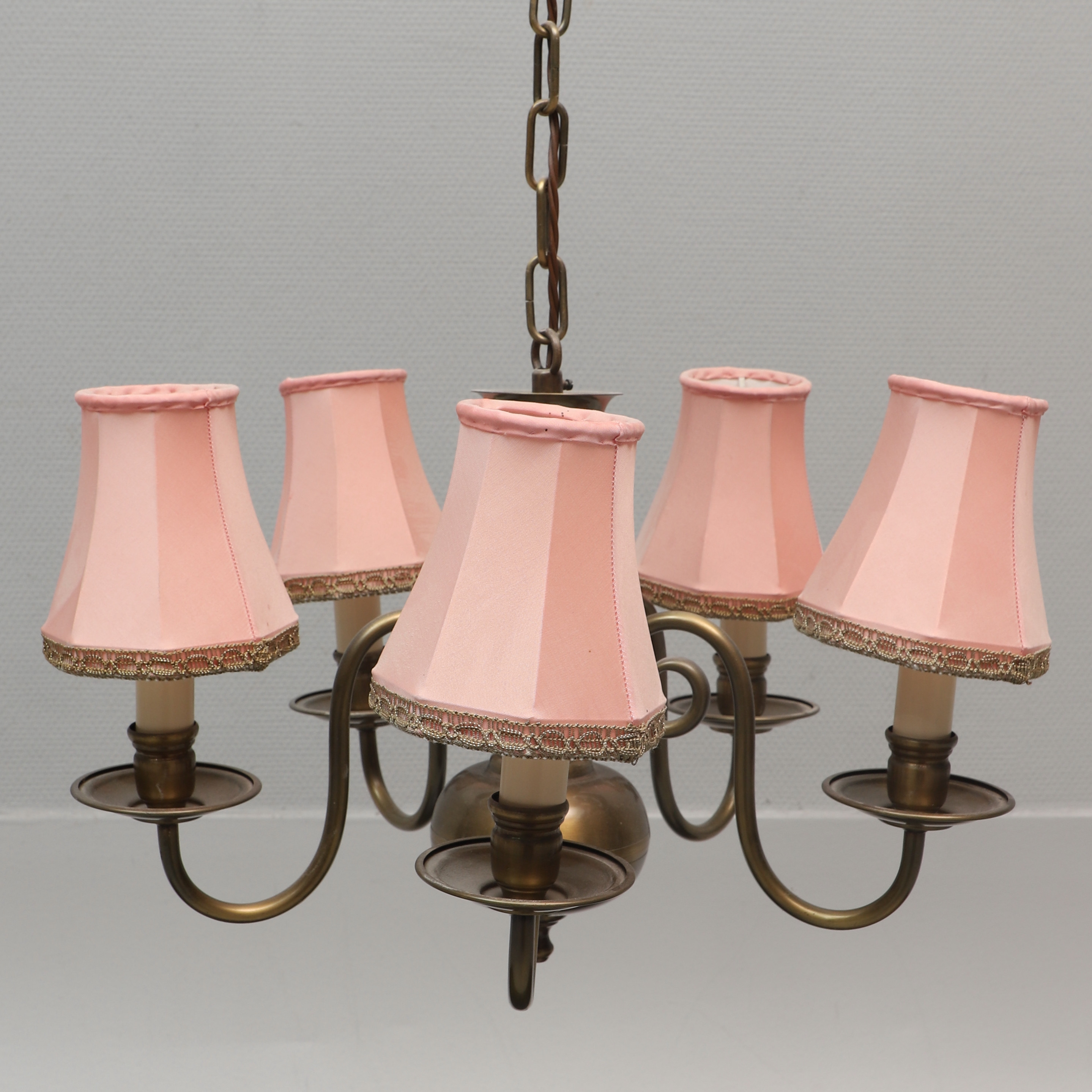 TAKLAMPA med textilskärmar, mässing, 1900-tal.