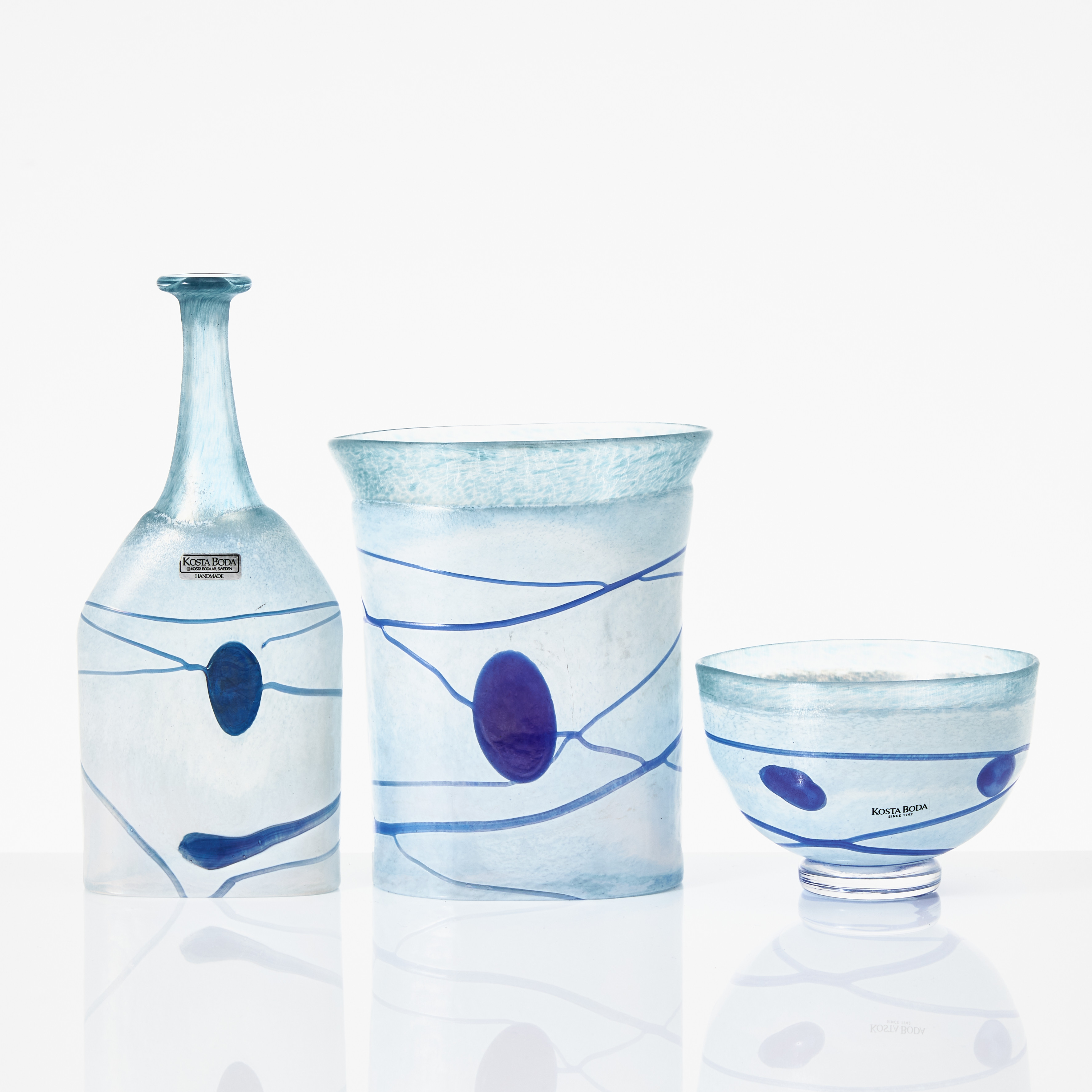 BERTIL VALLIEN. Vas, flaska och skål "Galaxy" Kosta Boda Artist Collection 1982, signerade B Vallien 58014, 48017 och 78014.