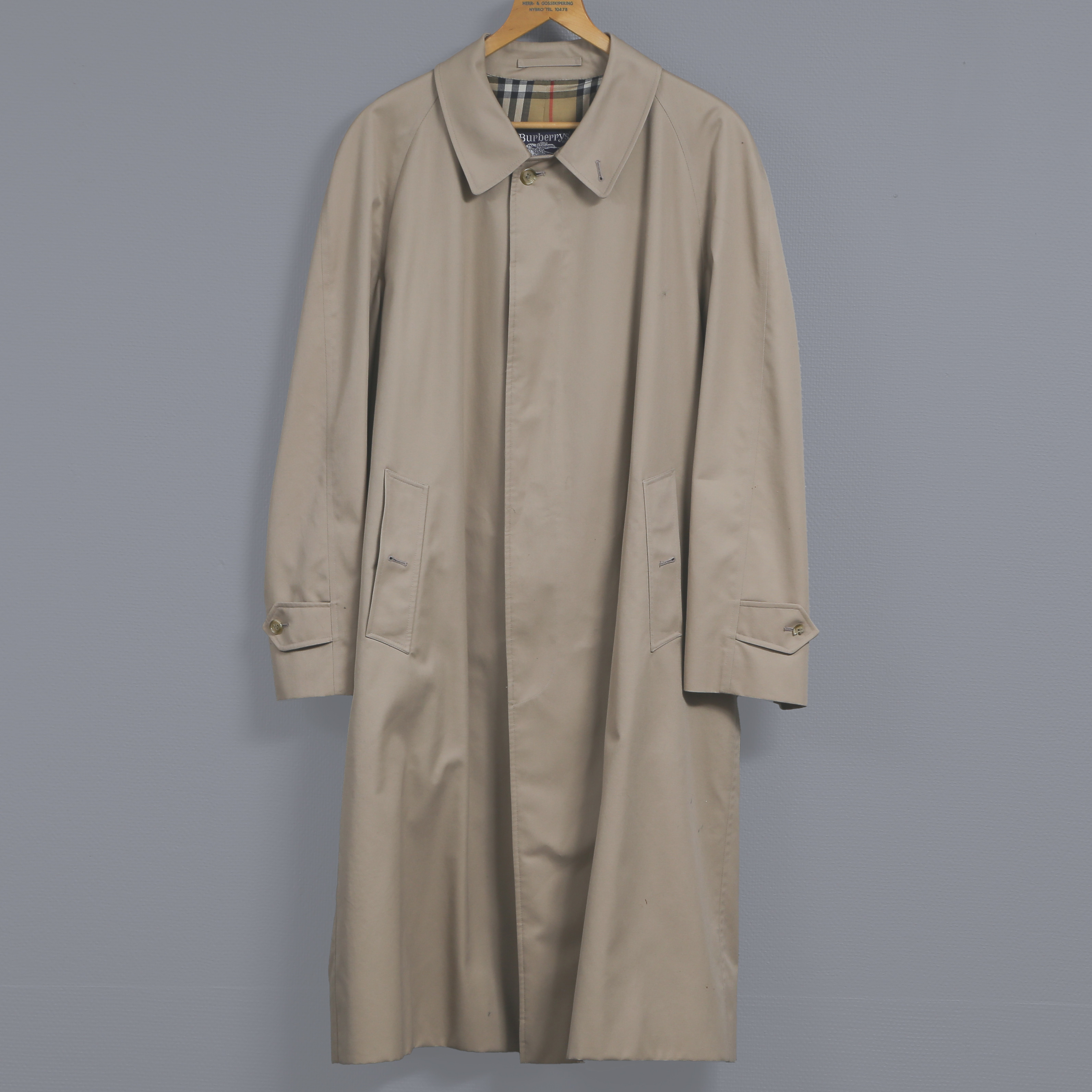 BURBERRYS, TRENCHCOAT / ROCK, NORDISKA KOMPANIET, STOCKHOLM, LARGE (ENGLAND).