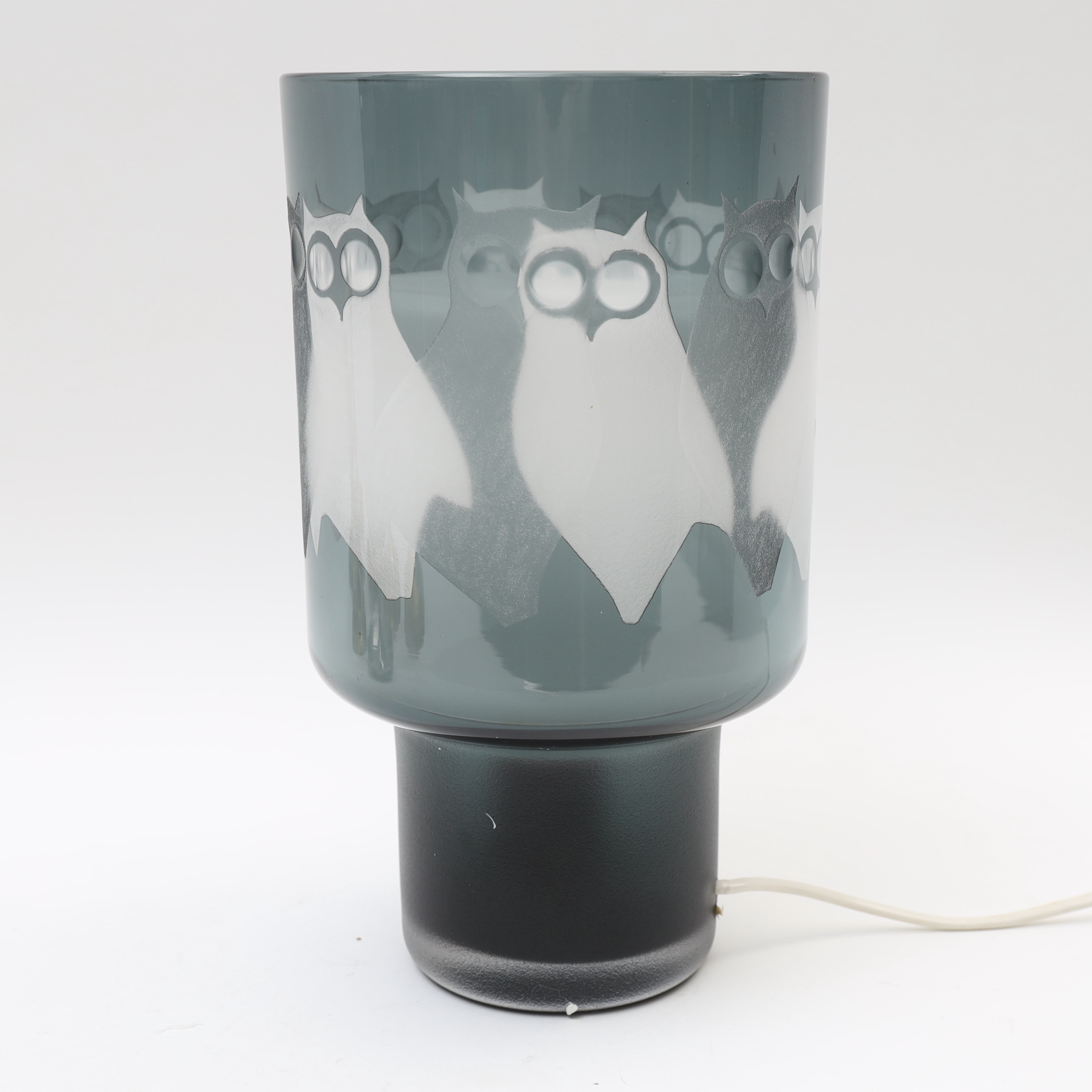 OVE SANDBERG. Bordslampa, Kosta, gråtonat glas med slipad dekor av ugglor, signerad.