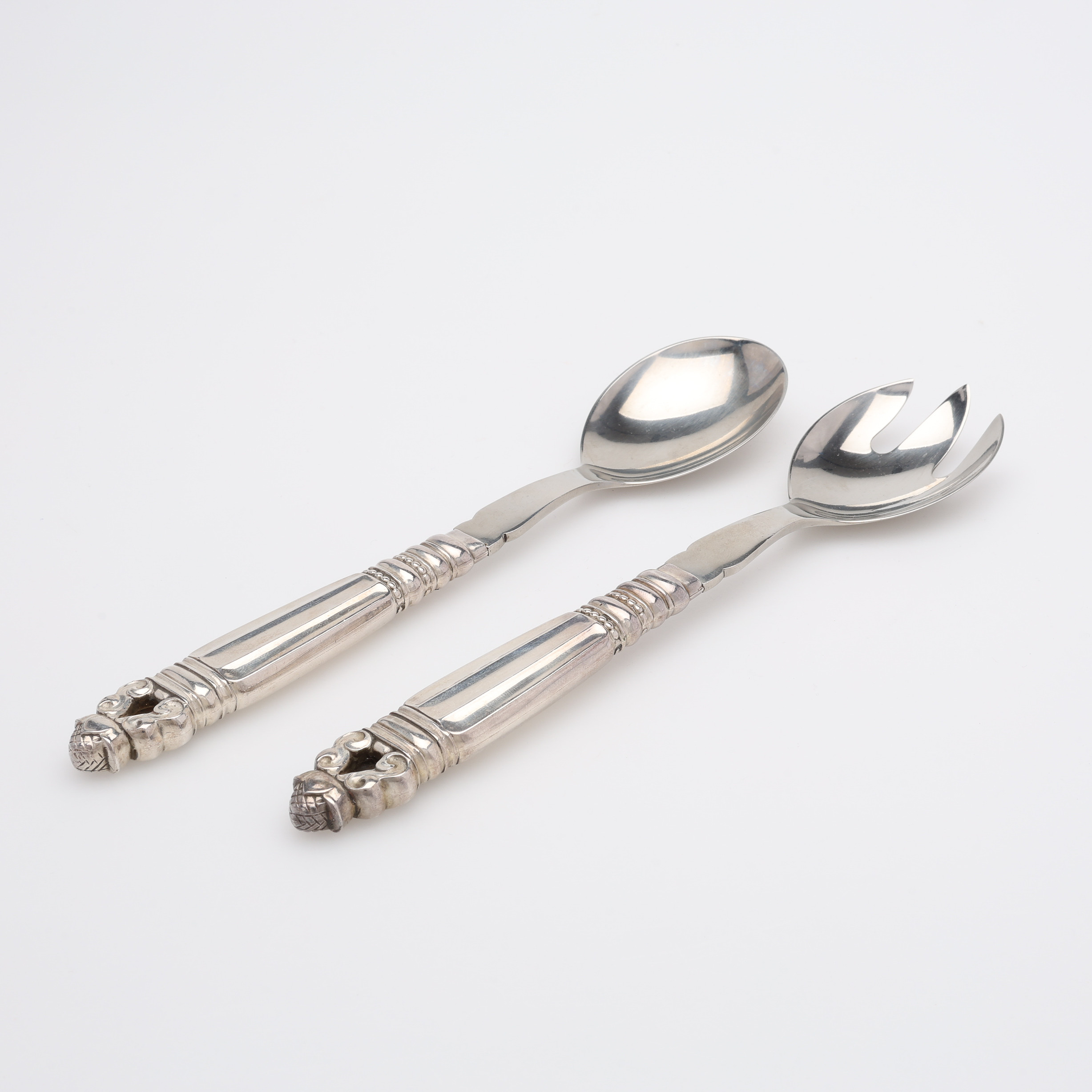 JOHAN ROHDE. SALLADSBESTICK, 2 DELAR, STERLINGSILVER & ROSTFRITT STÅL, "KONGE/ACORN", GEORG JENSEN.