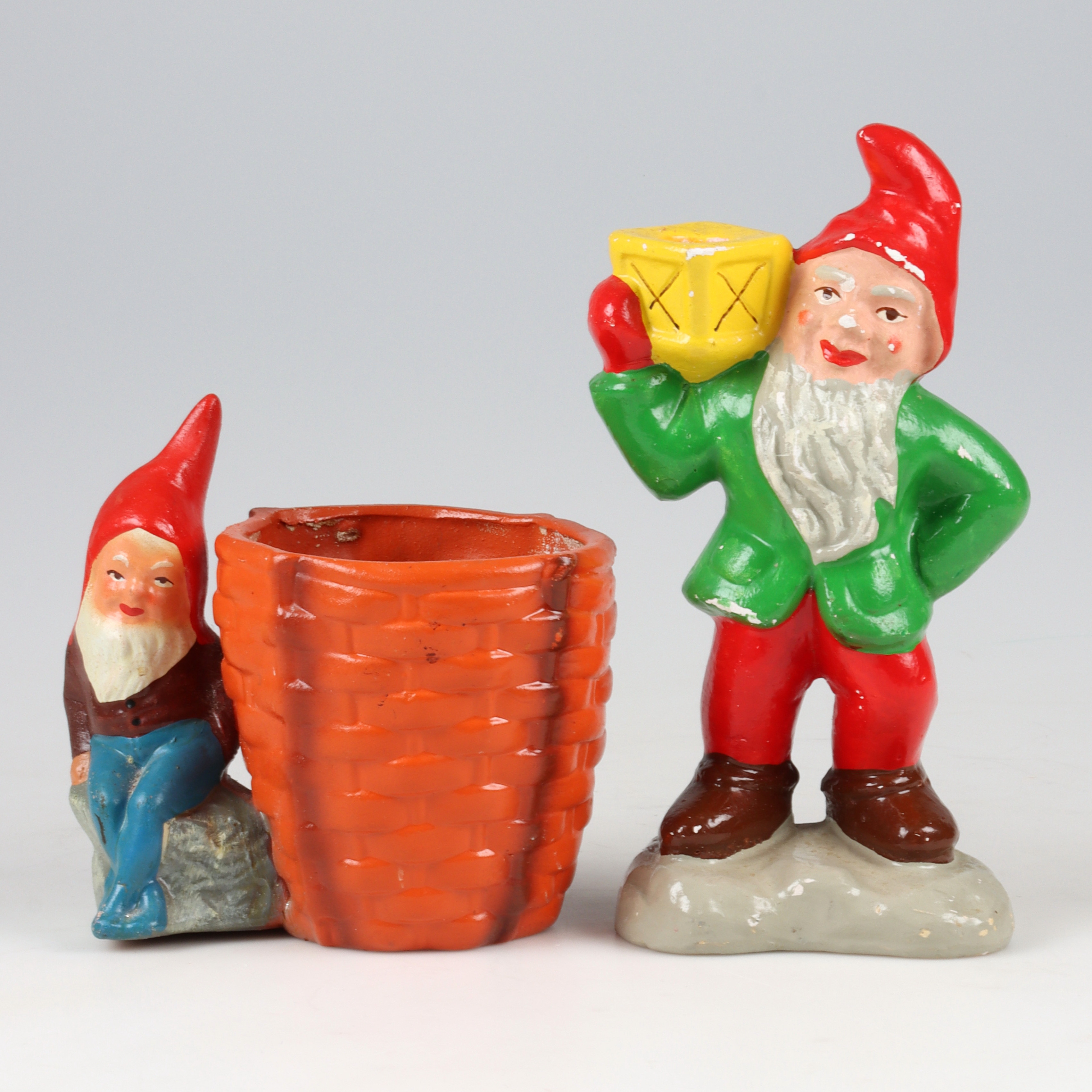 TOMTAR, 2 st, keramik, figurin/ljusstake, figurin med kruka. 1900-tal.