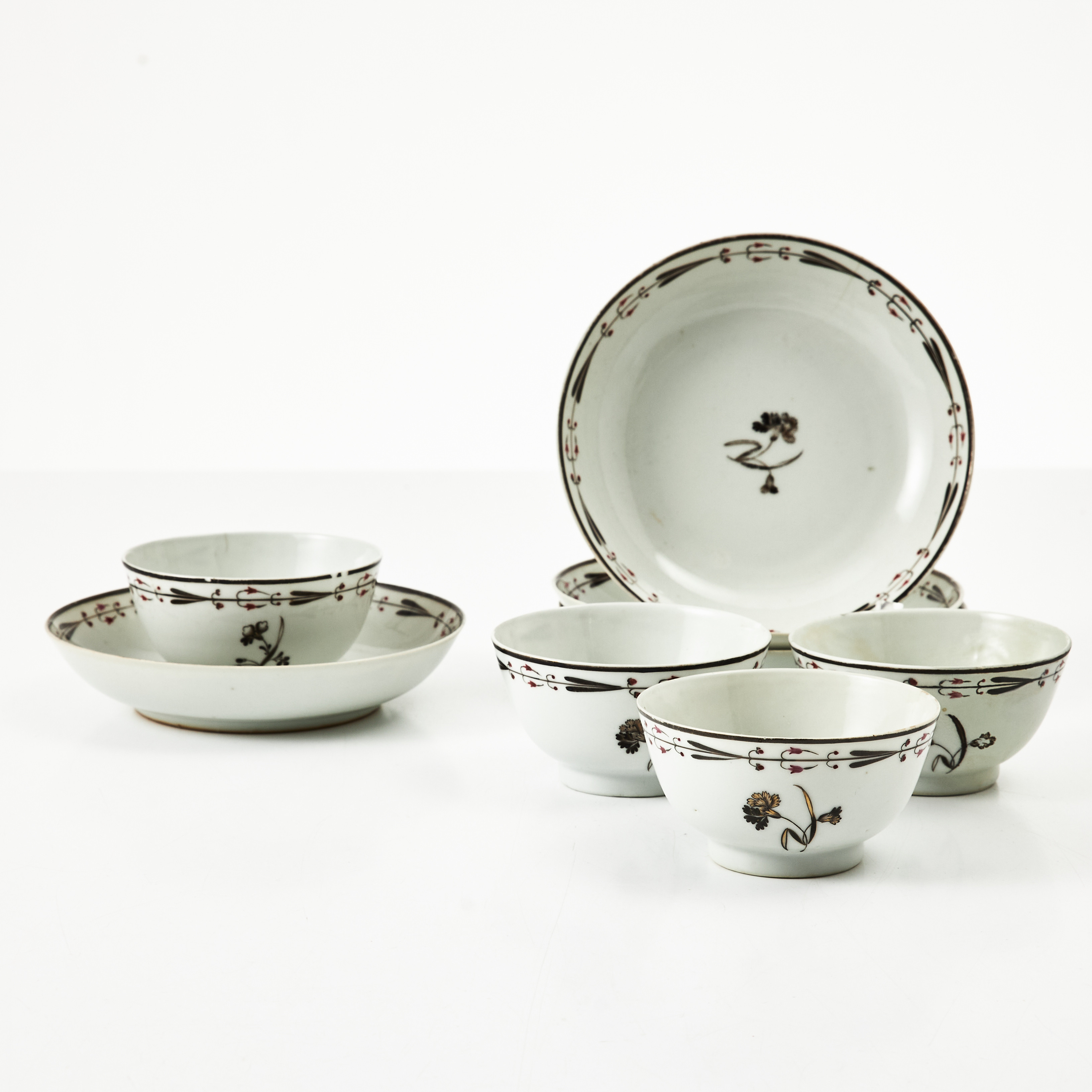 KOPPAR med tillhörande fat, 4 st, porslin, Kina, europeiserande dekor, 1700-tal.