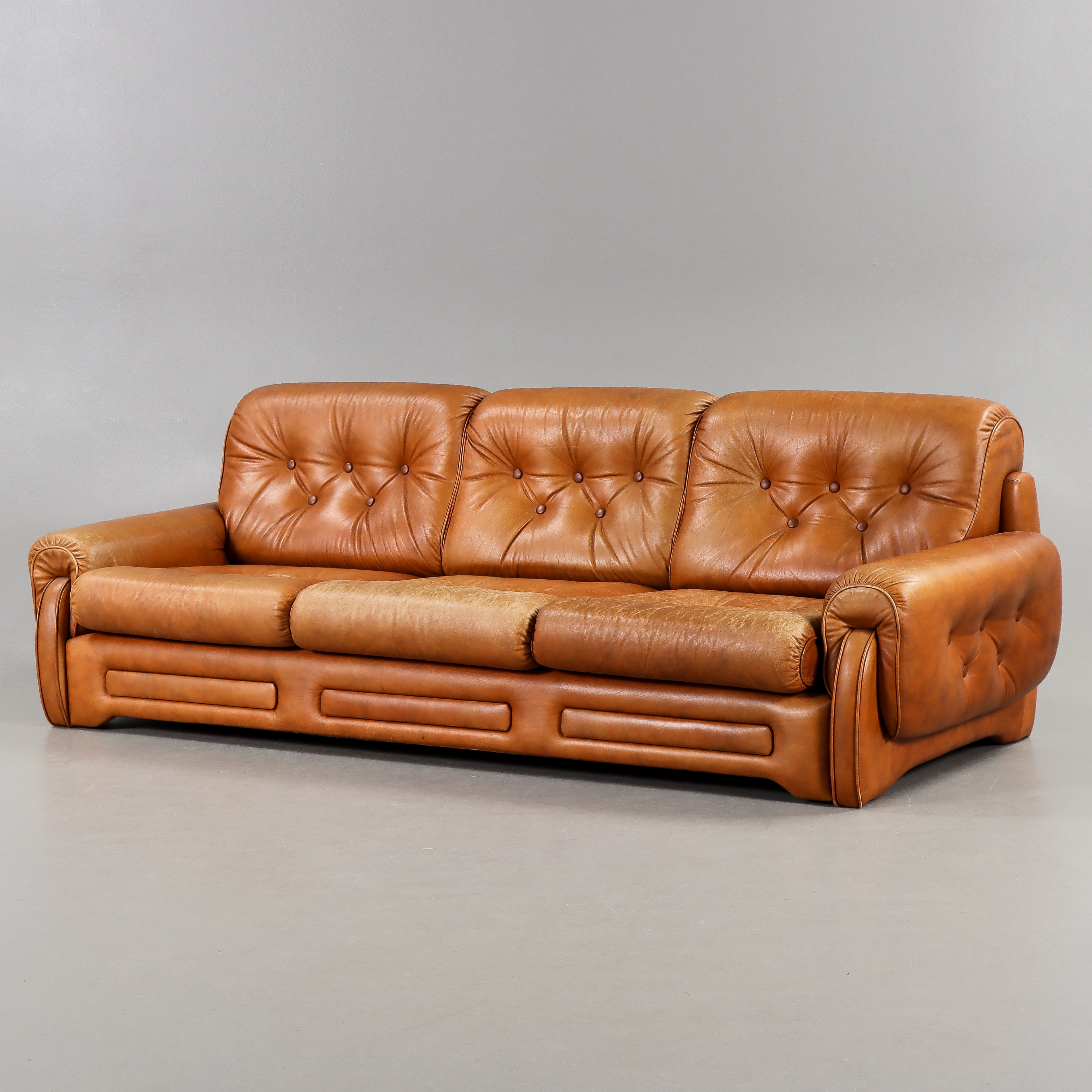 SOFFA Swedfurn / Slätte Möbler, skinnklädsel, Töreboda, 1970-tal.