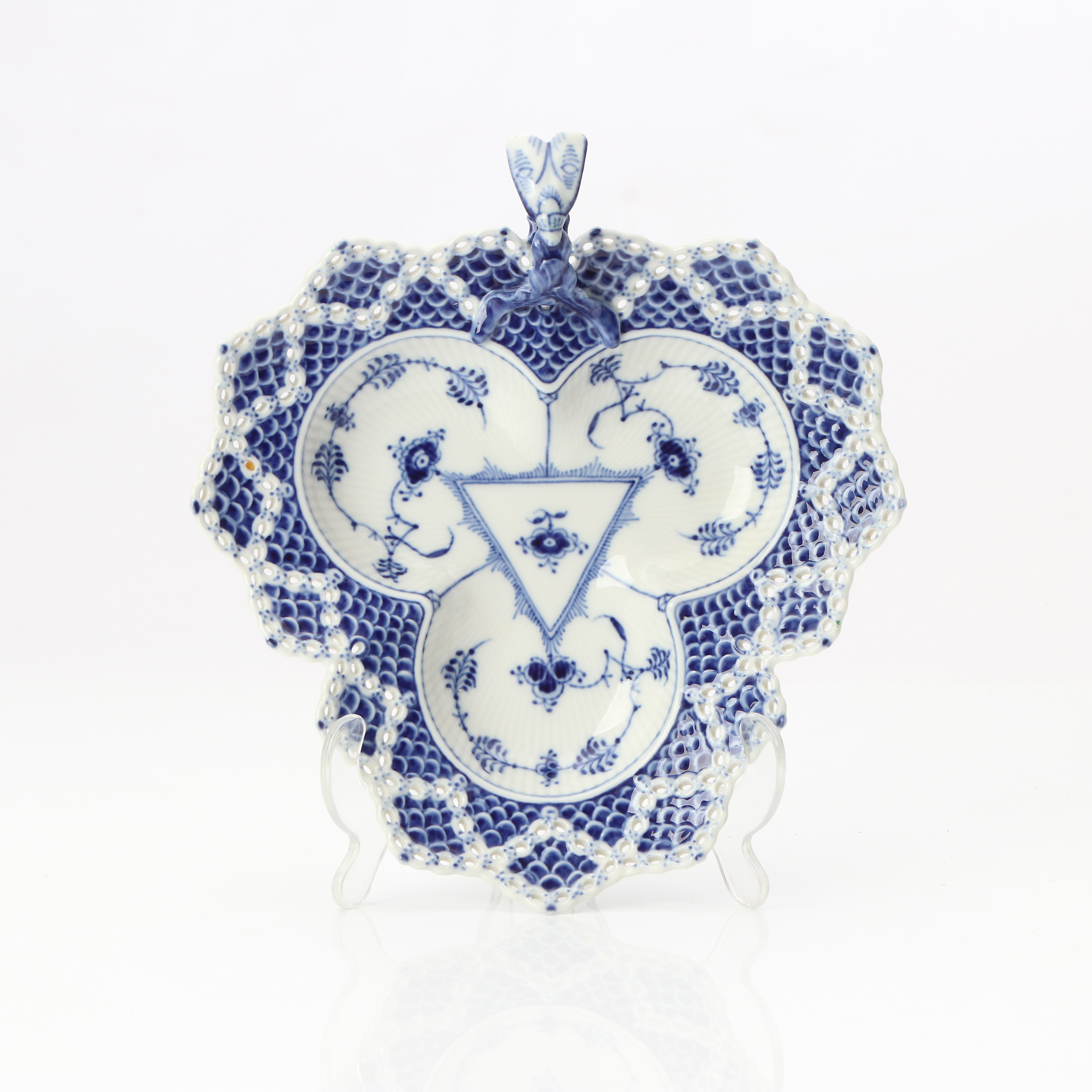 MUSSELMALET, SERVERINGSFAT. Porslin. Royal Copenhagen, helblond, nr 1/1077.