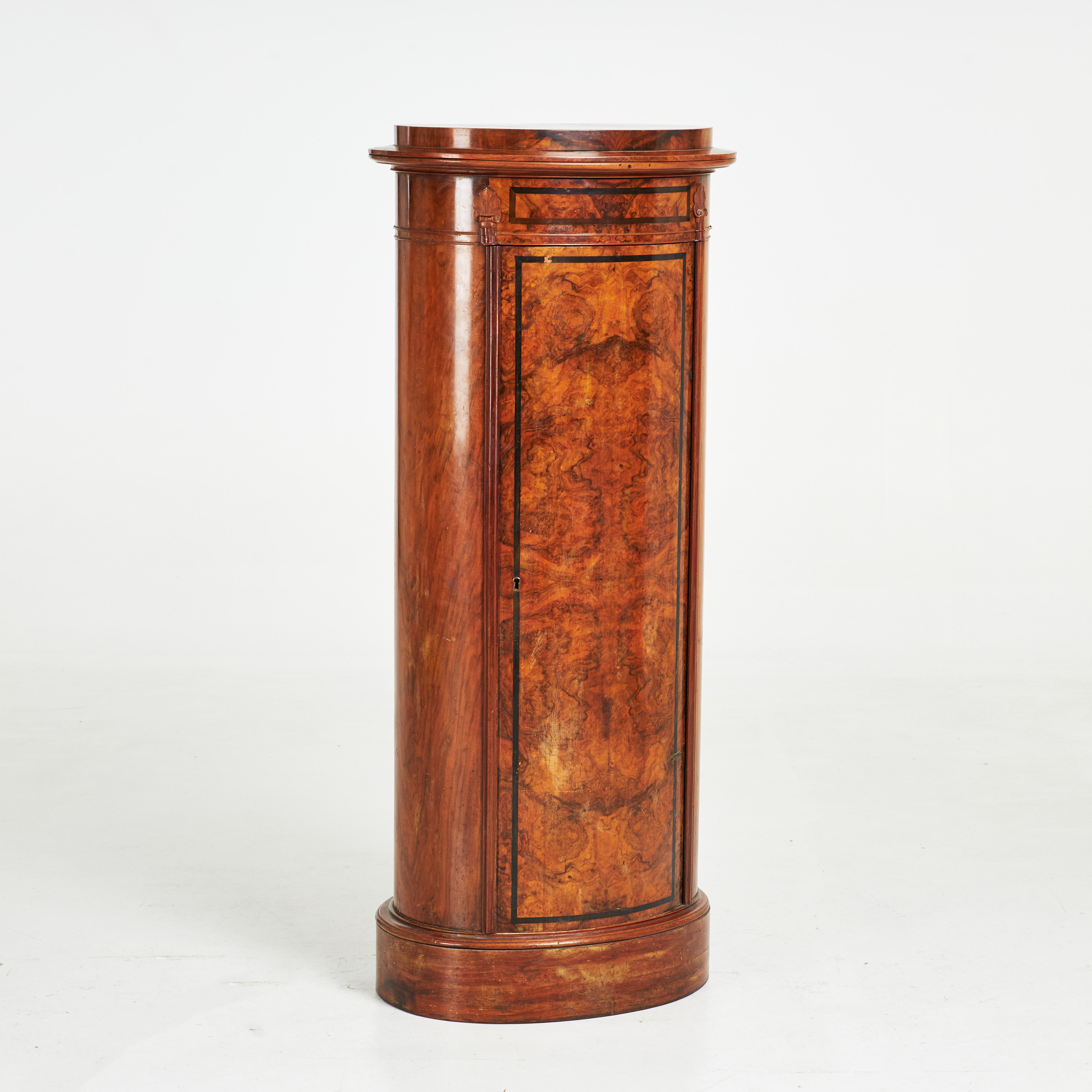 KOLONNSKÅP. Karl Johan, 1800 tal, valnöt, skuren dekor, inläggning svärtat trä.