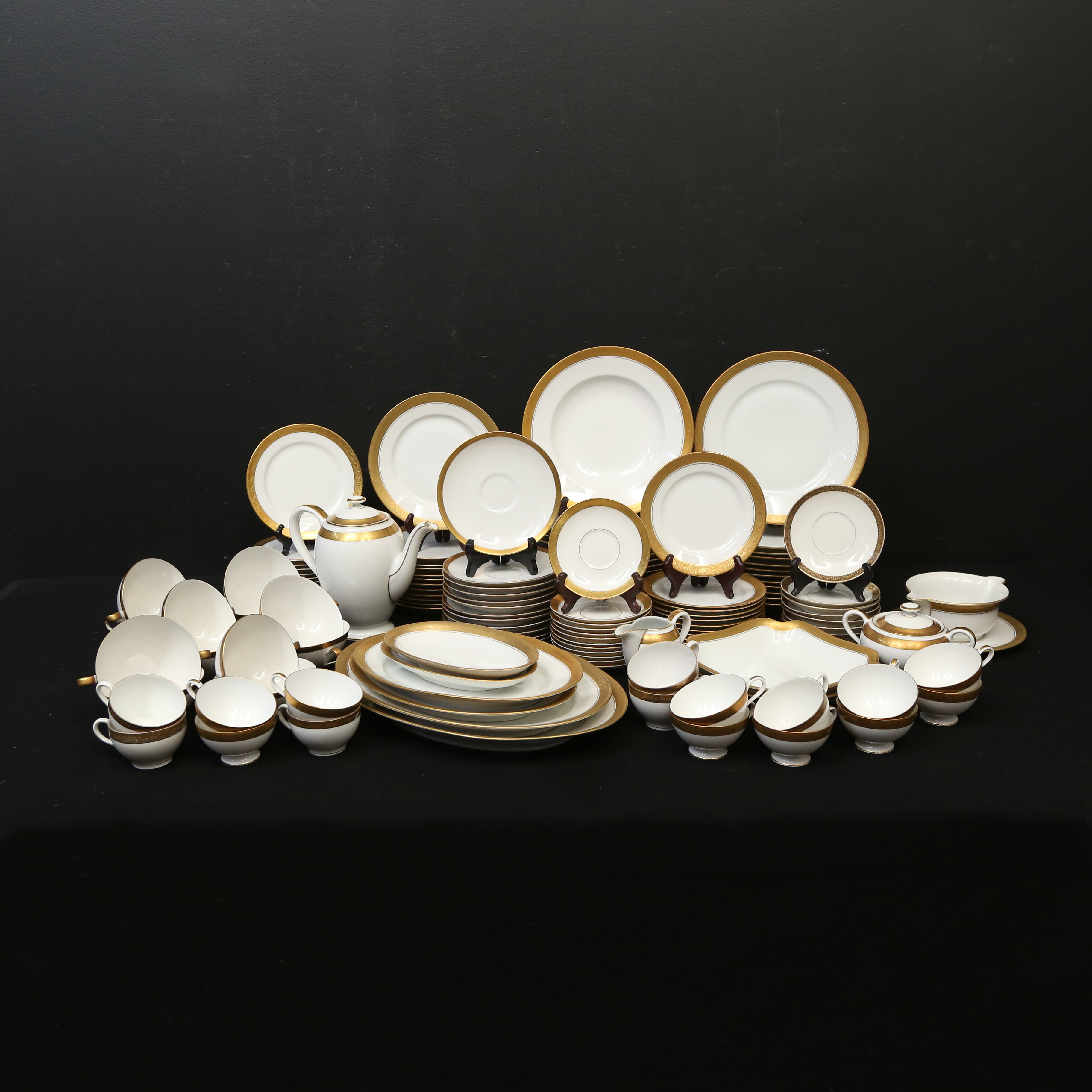 MATSERVISDELAR, ca 100 delar, snarlika modeller, porslin.