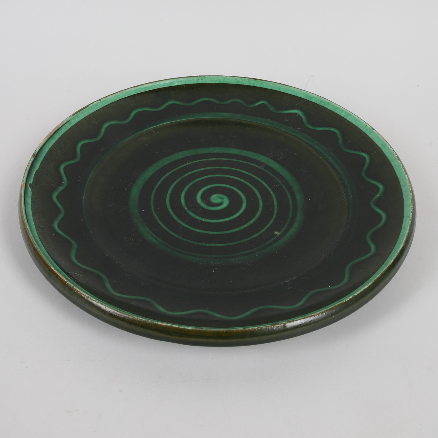 SVEN TÖRNGREN. Fat, Törngrens krukmakeri, signerad, Falkenberg, 1900-talets mitt.