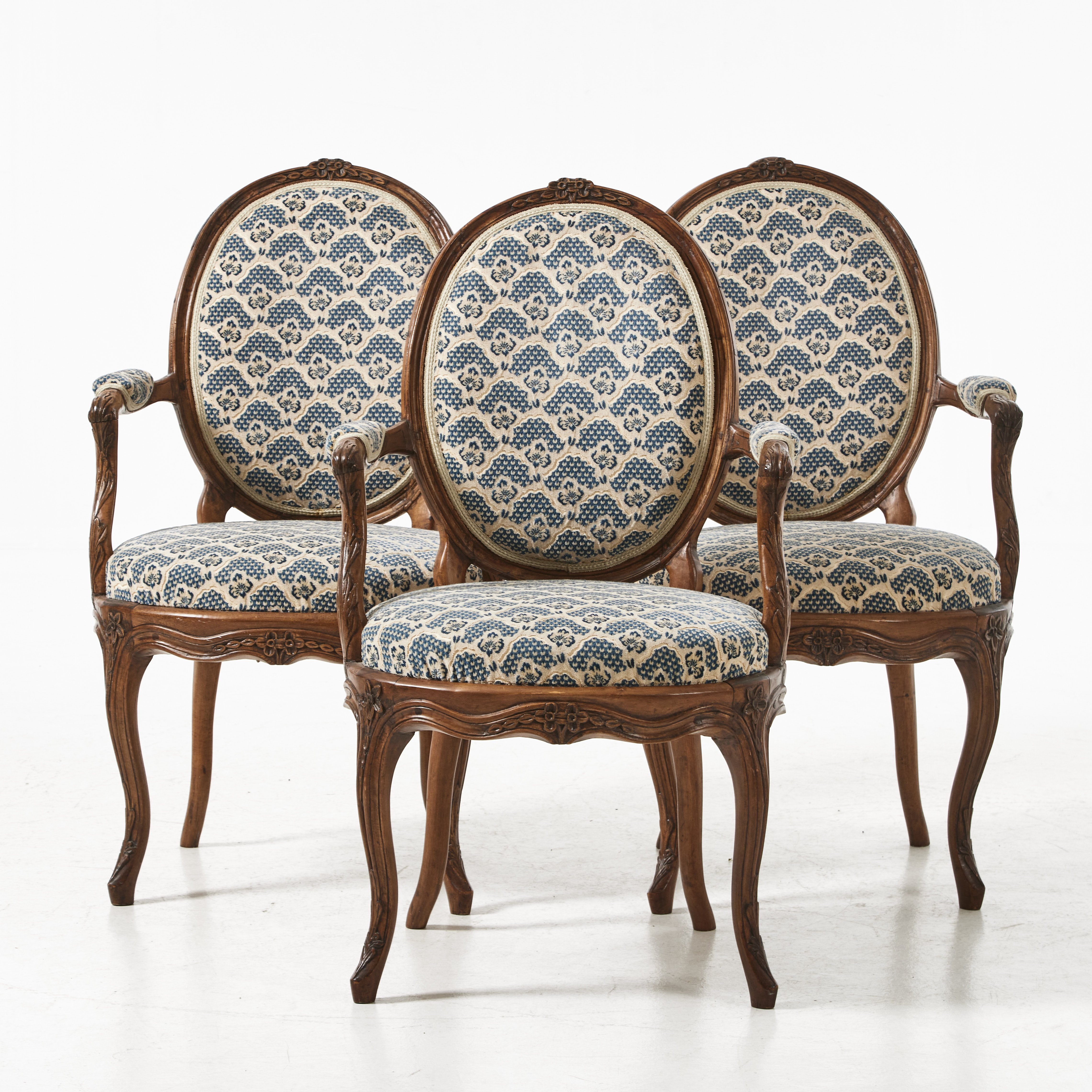 ARMLÄNSTOLAR, 3 st., 1700-tal, Lindomearbeten i rokoko, skuren dekor, bonad.