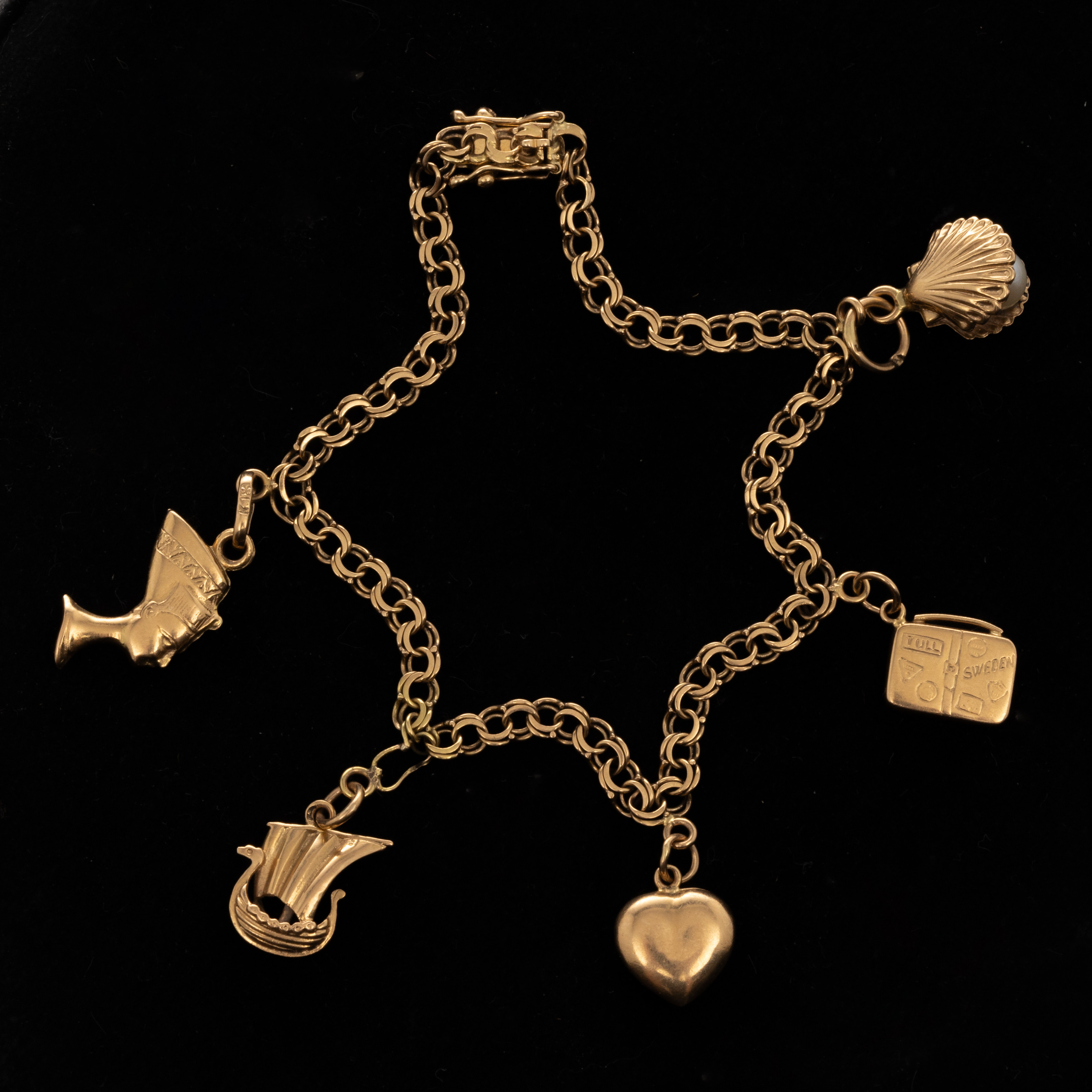 ARMBAND, 18K guld, Bismarck, Berlocker, Pärla.