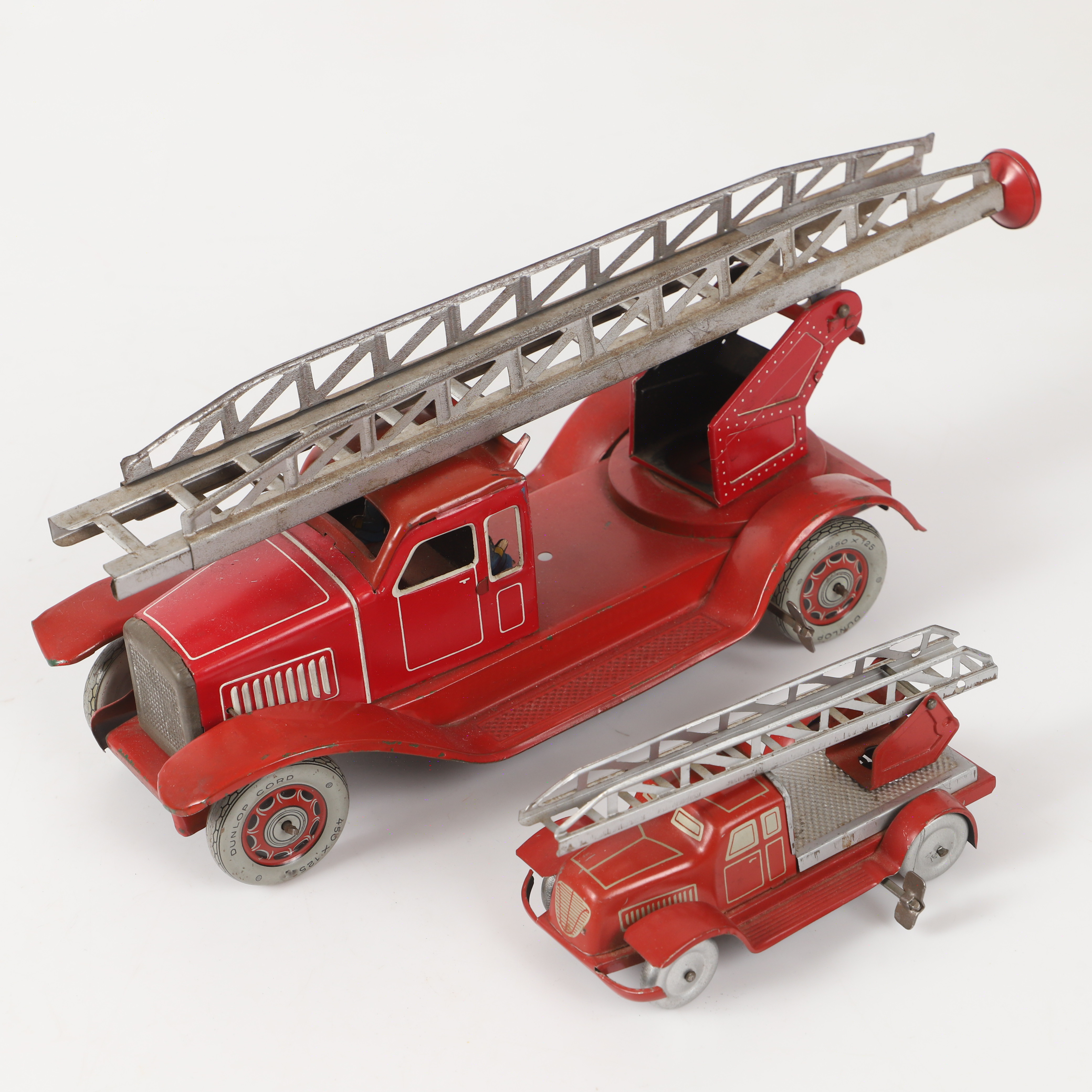 LEKSAKSBILAR, 2 stycken, brandbilar, plåt, bl. a. Dunlop Cord.