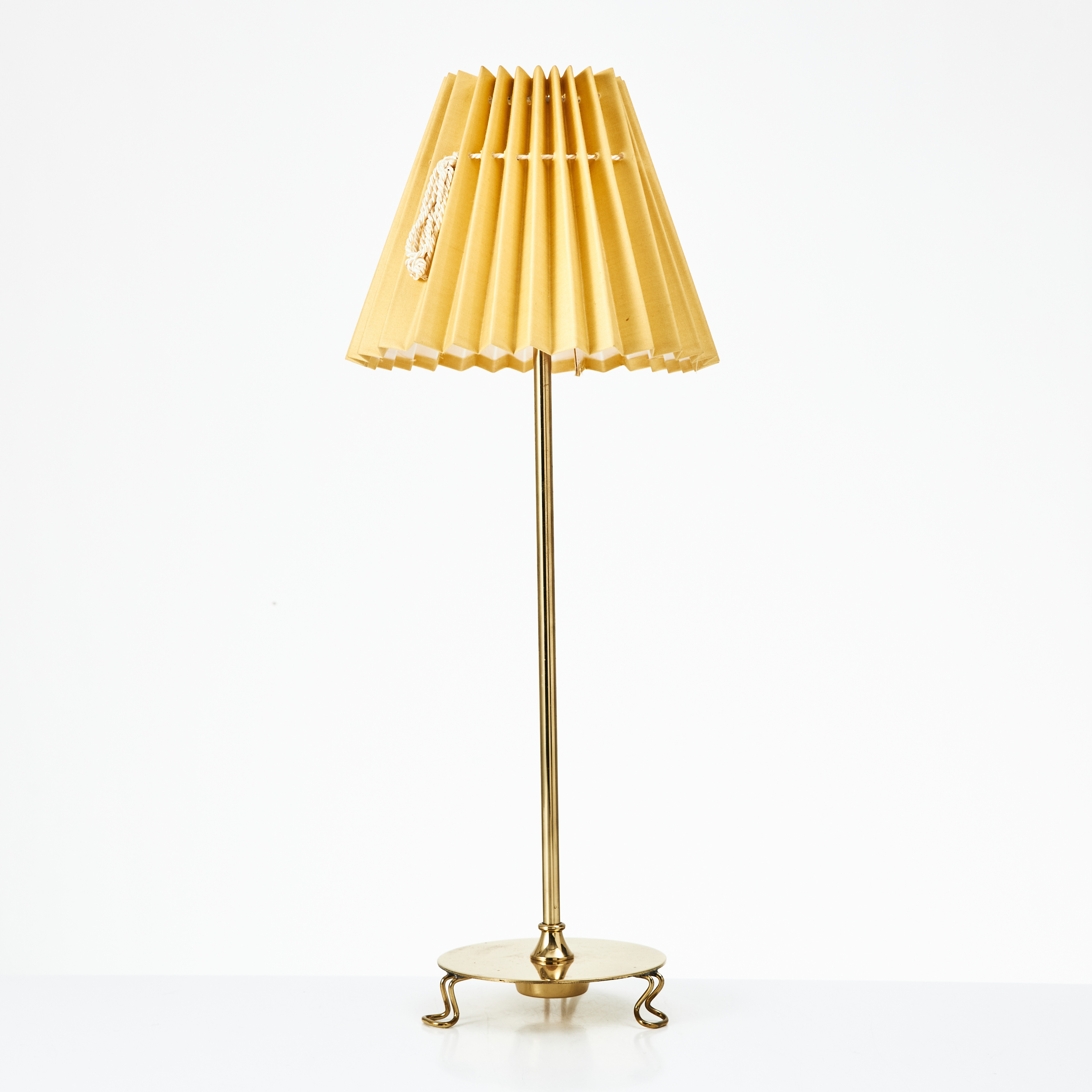 JOSEF FRANK. Bordslampa, Firma Svenskt Tenn, modell 2552, mässing med plisserad gul skärm.