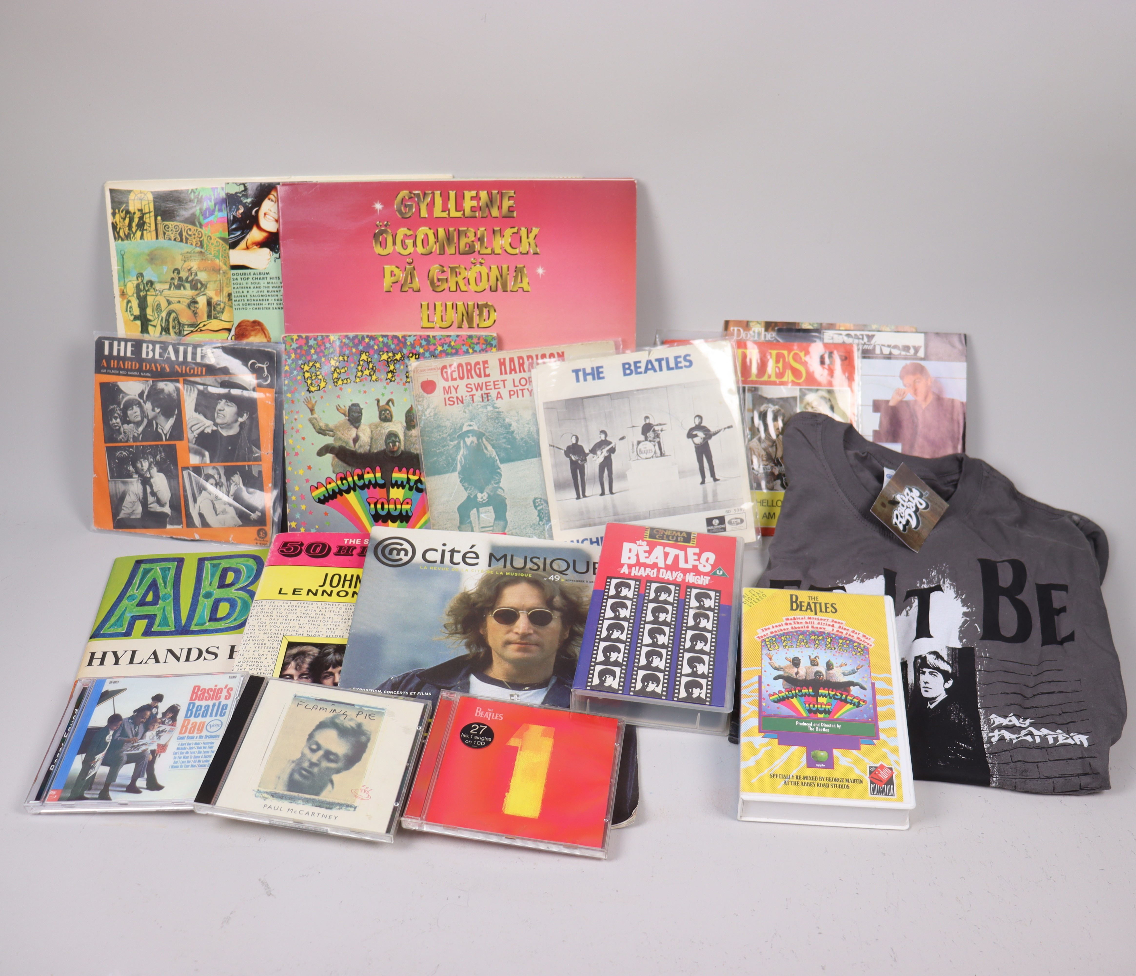 MUSIKMEMORABILIA, The Beatles, diverse vinyl, VHS, t-shirt mm.