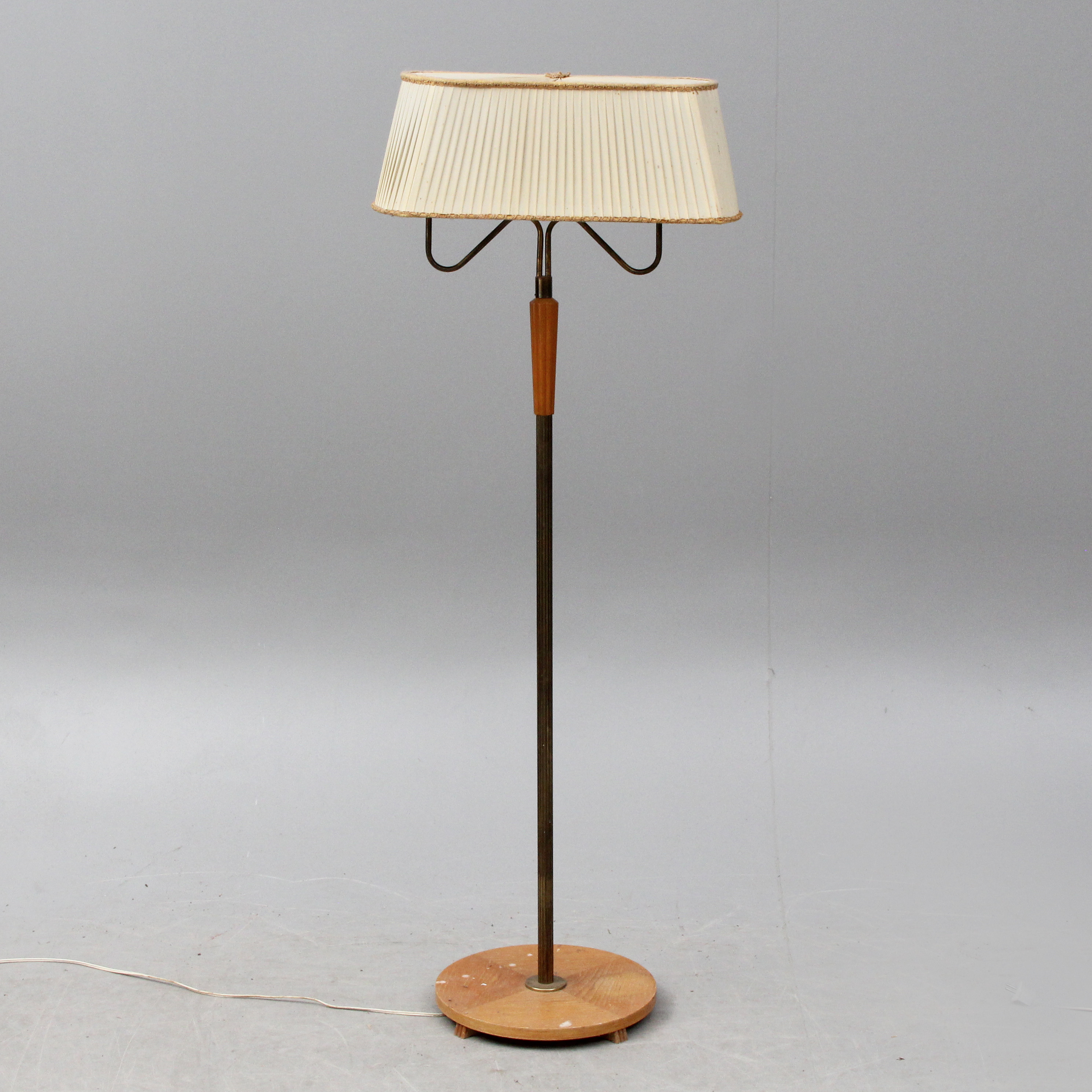 GOLVLAMPA, metall/trä, ca 1950.