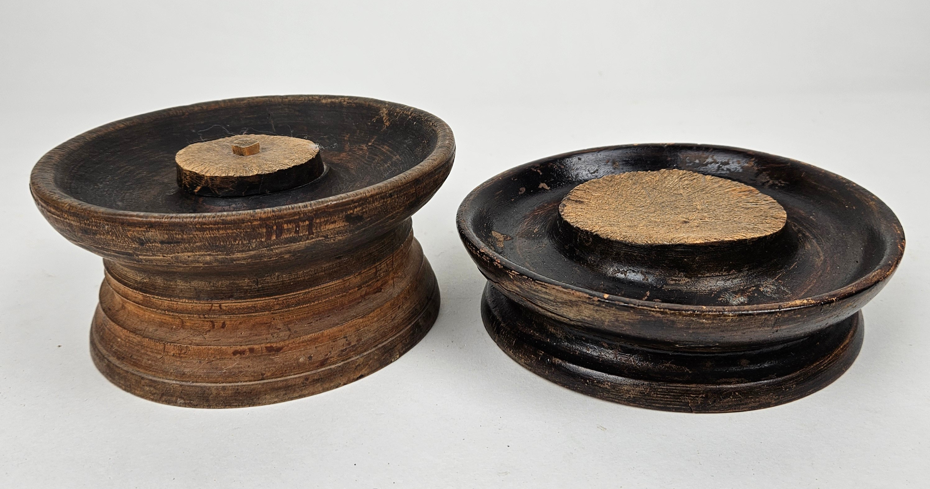 PLATTOR, 2 st, trä, för tobakshackning-/skärning, 1800/1900-tal.