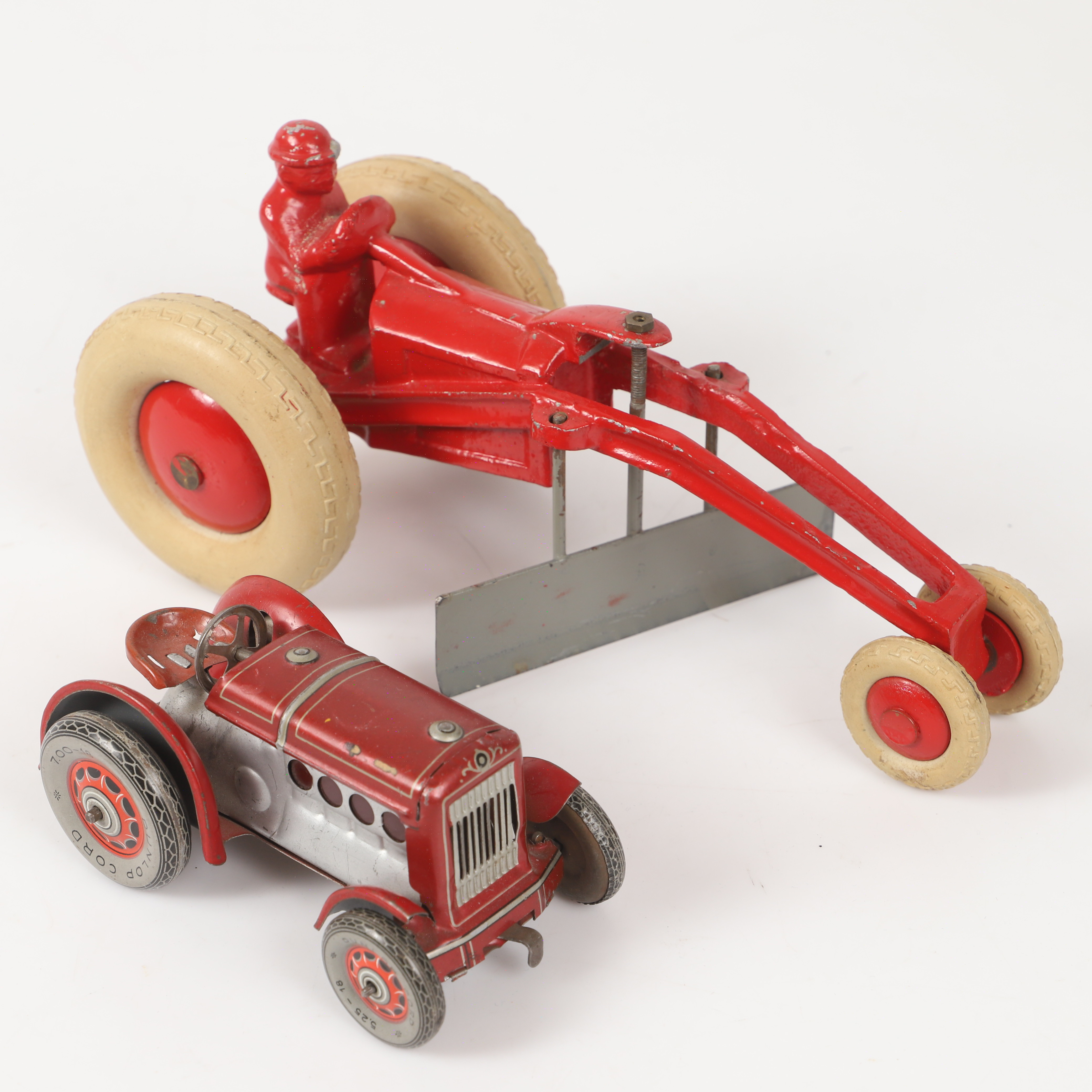 LEKSAKSBILAR, 2 stycken, traktorer, bl. a. Dunlop Cord.