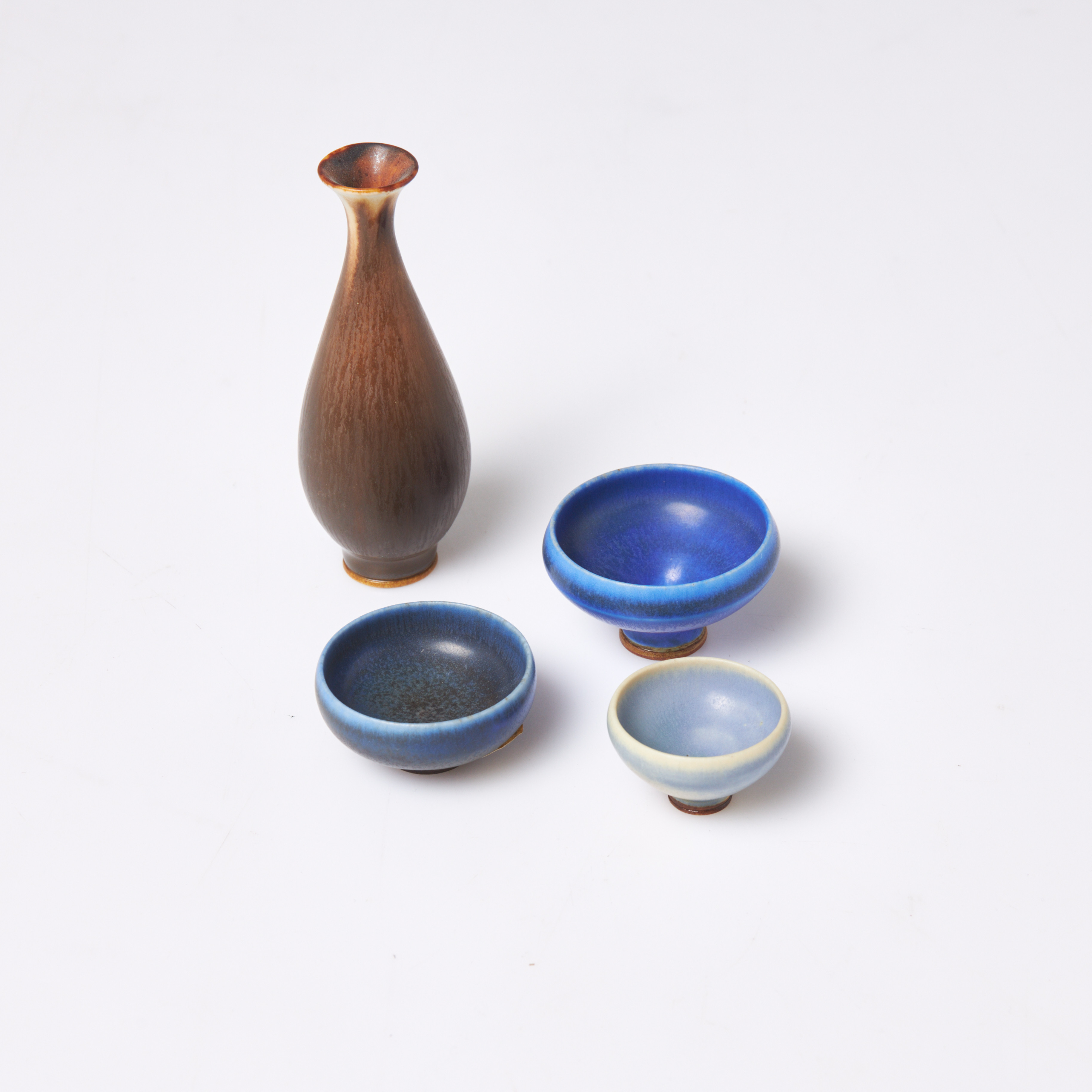 BERNDT FRIBERG. Miniatyrskålar, miniatyrvas, 4 dlr., stengods, Studiohanden, Gustavsberg.