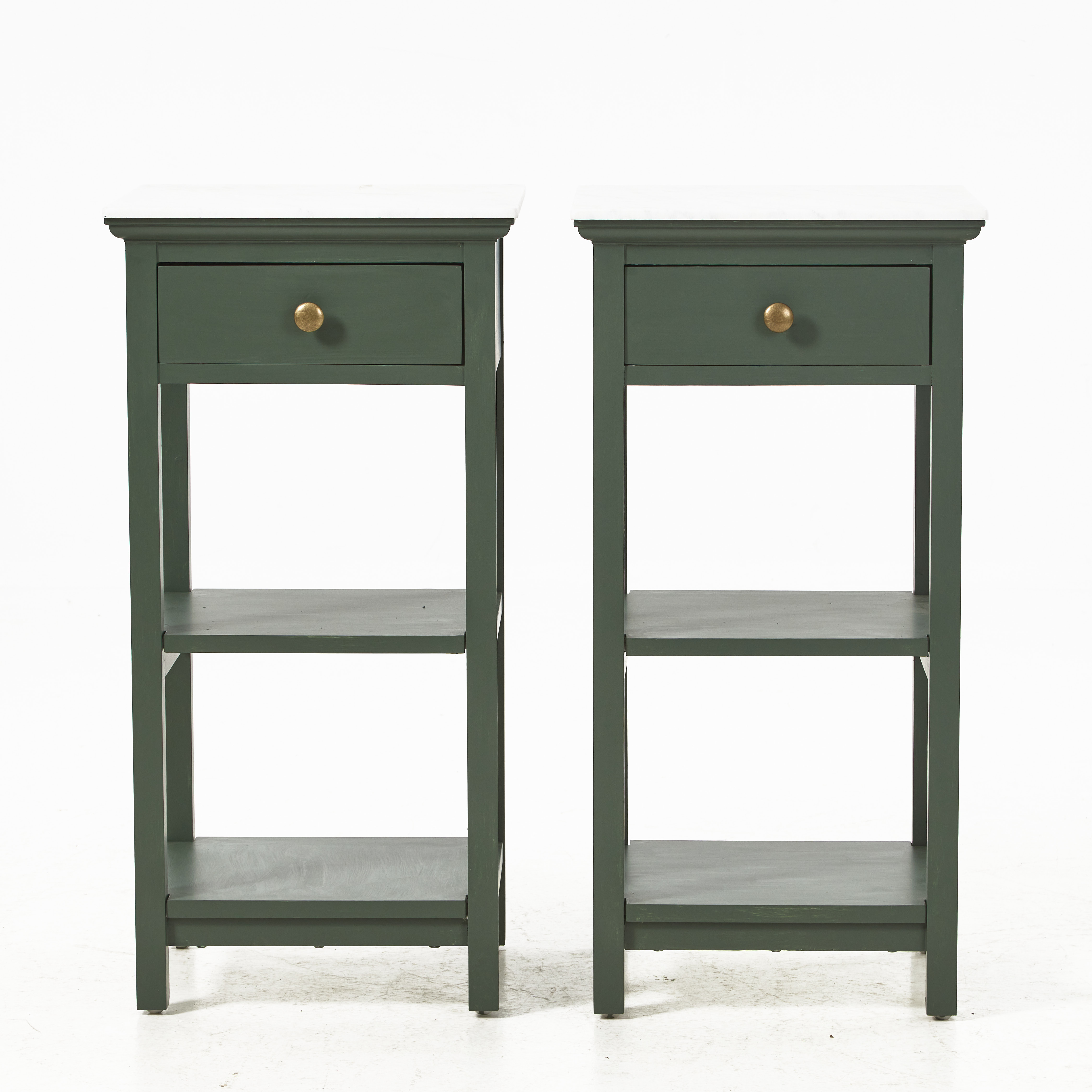 NATTDUKSBORD, 1 par, 1900-talets slut, bemålade, skiva i marmor, dragknopp i mässing.