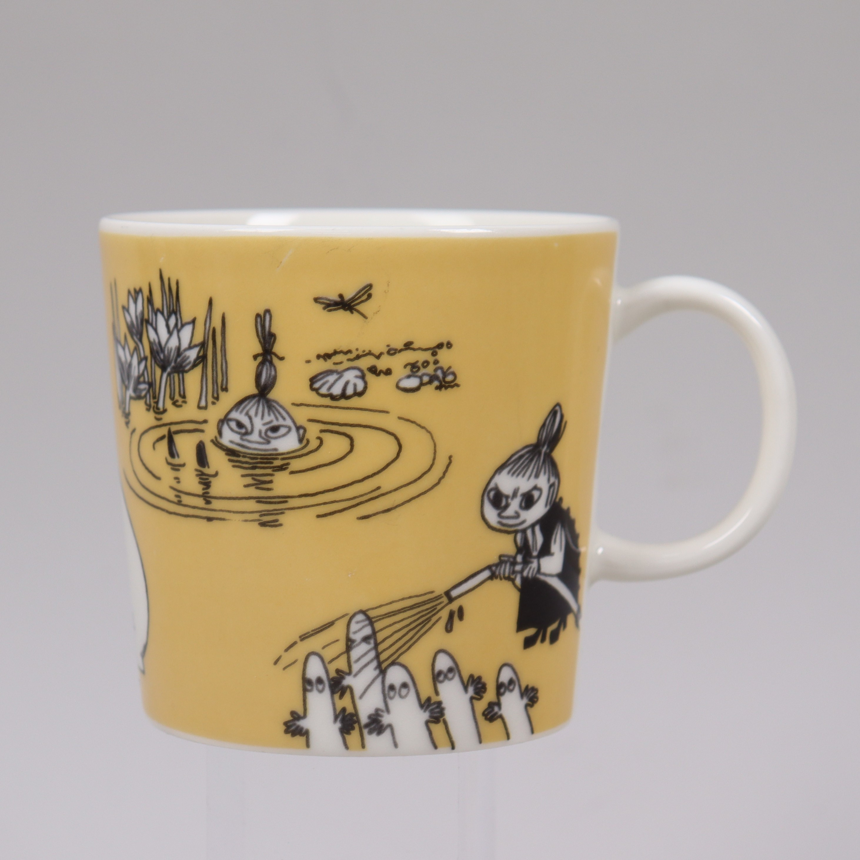 MUMINMUGG, "Mugg mörkgul, Lilla My", Arabia, 1991-1999.