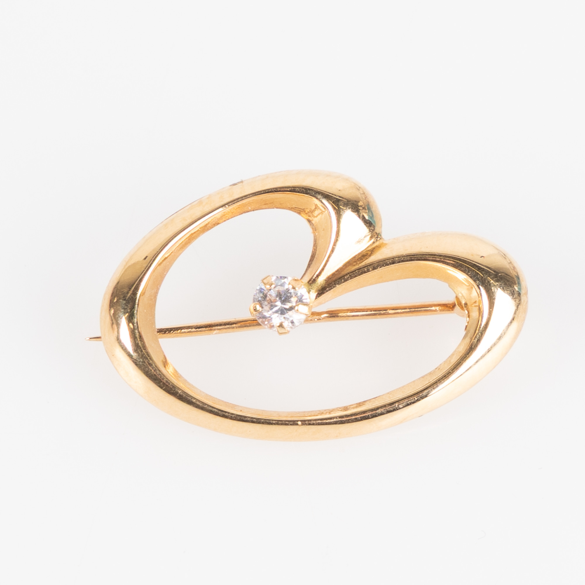 BROSCH, 18K guld med briljatslipad vit sten.