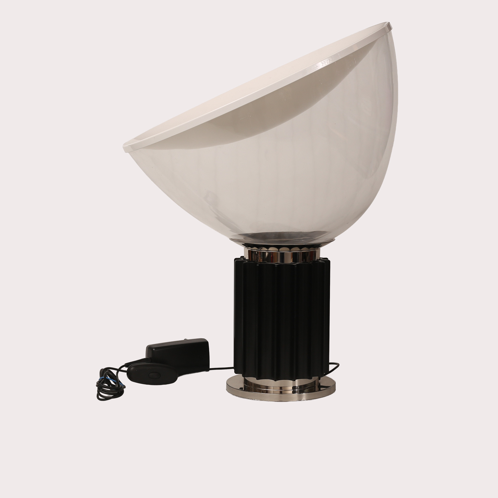 ACHILLE & PIER GIACOMO CASTIGLIONI. Bordslampa "Taccia small", Flos, modellen formgiven 1962.