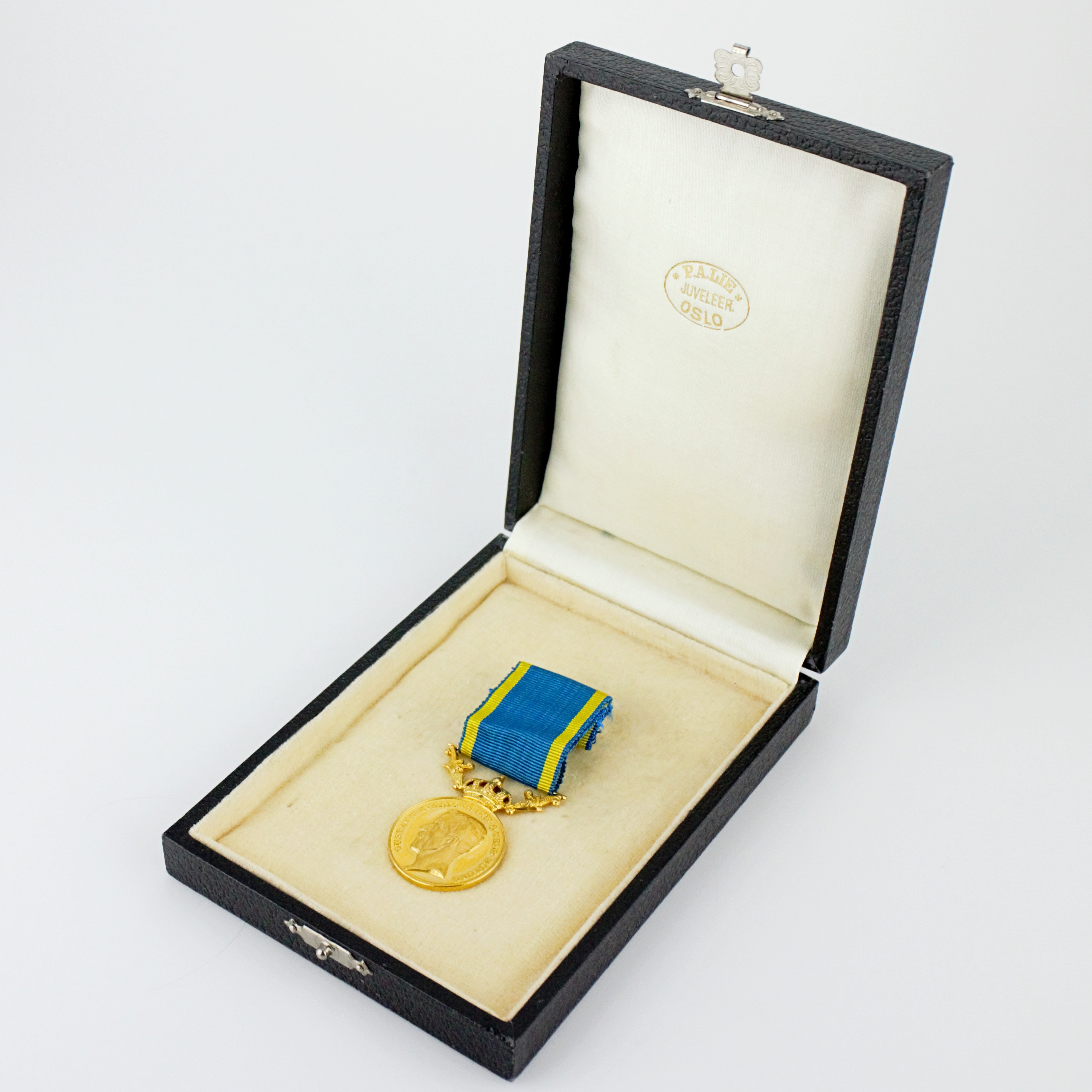 FÖRTJÄNSTMEDALJ 1948, 23K guld, Gustav V, krönt med kungakrona och fäste med ripsband.