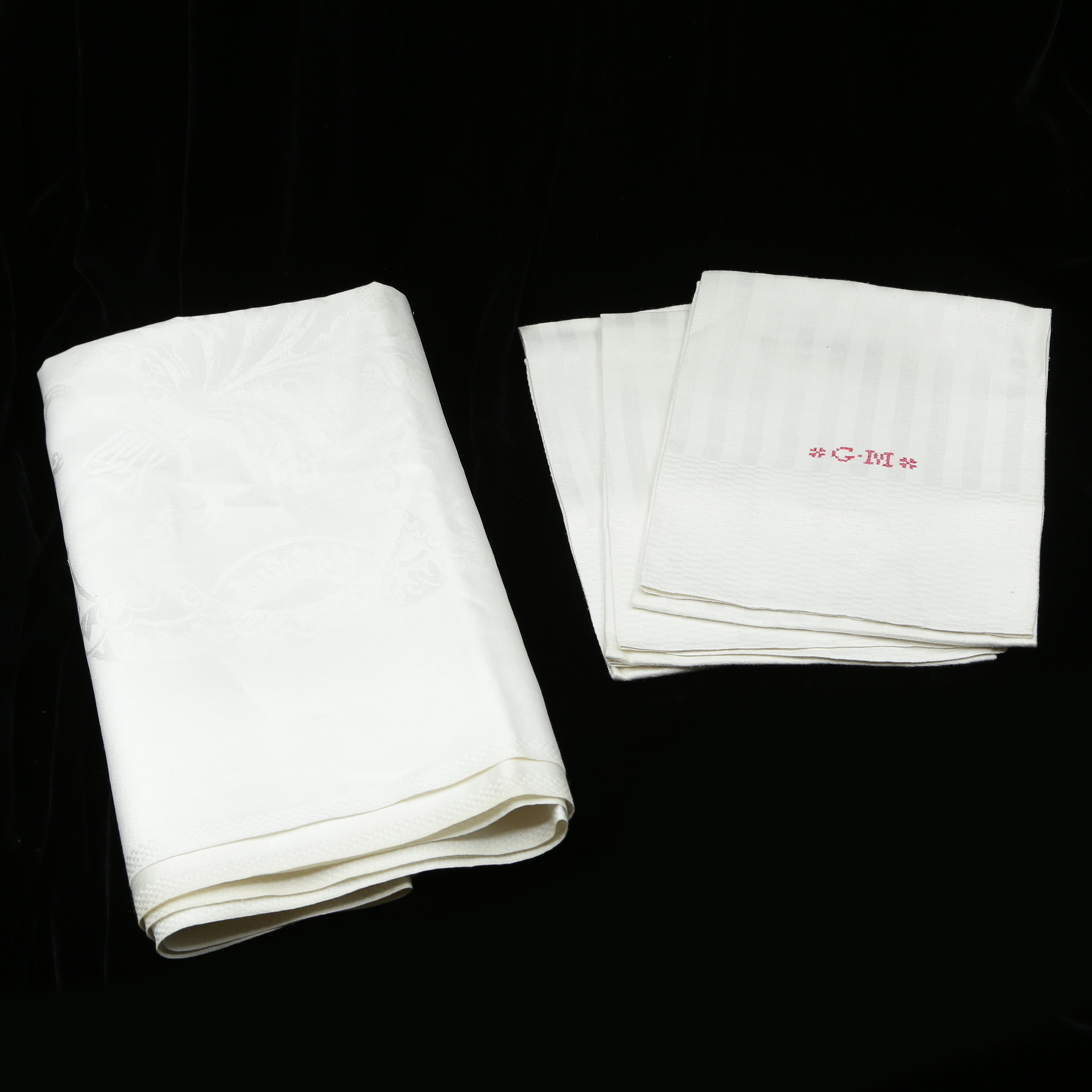 DUK, SAMT KÖKSHANDDUKAR I LINNE, 4 DELAR, 1900-TAL.