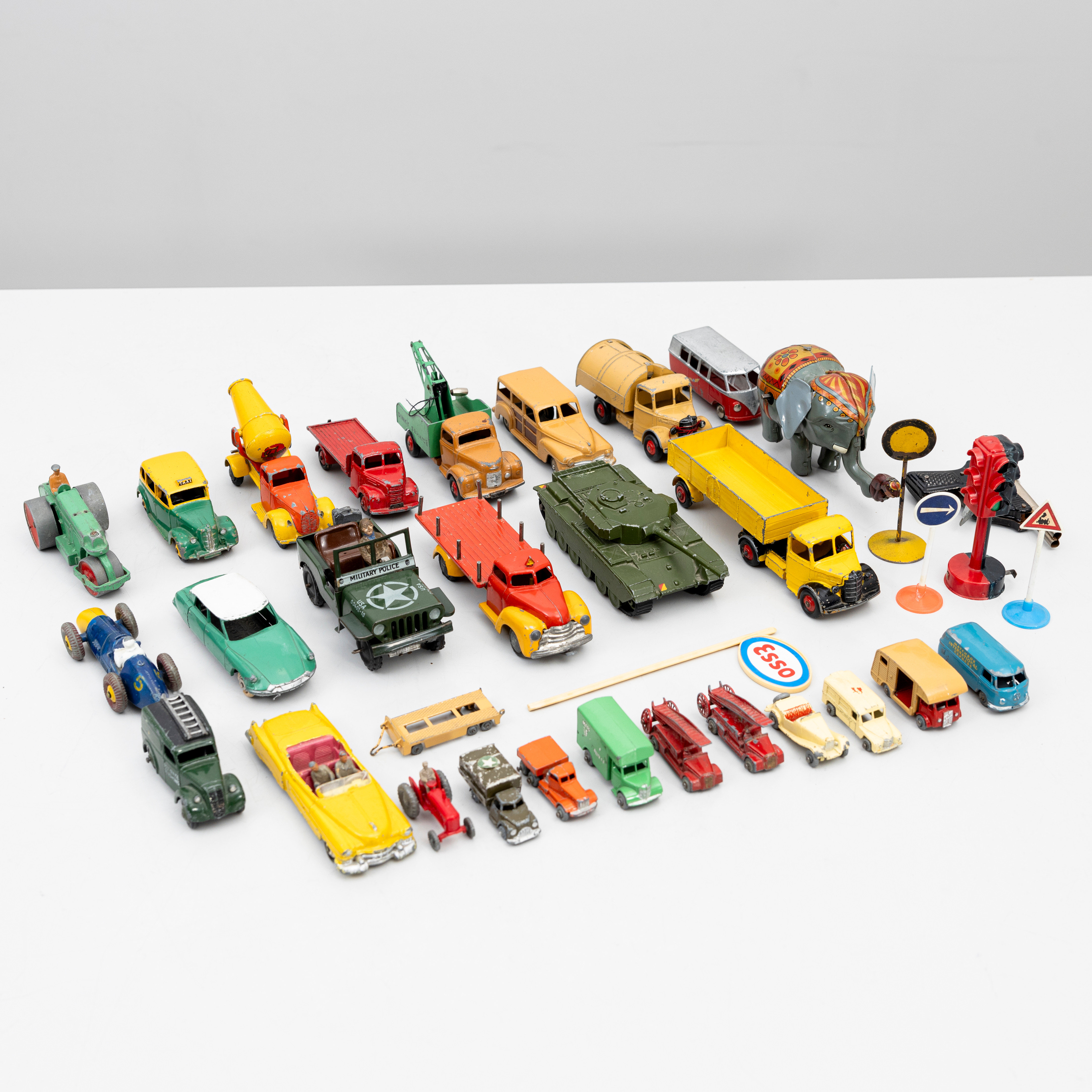 MODELLBILAR MED MERA, bland annat Dinky Toys, Tekno Danmark, Lesney, 1900-tal.