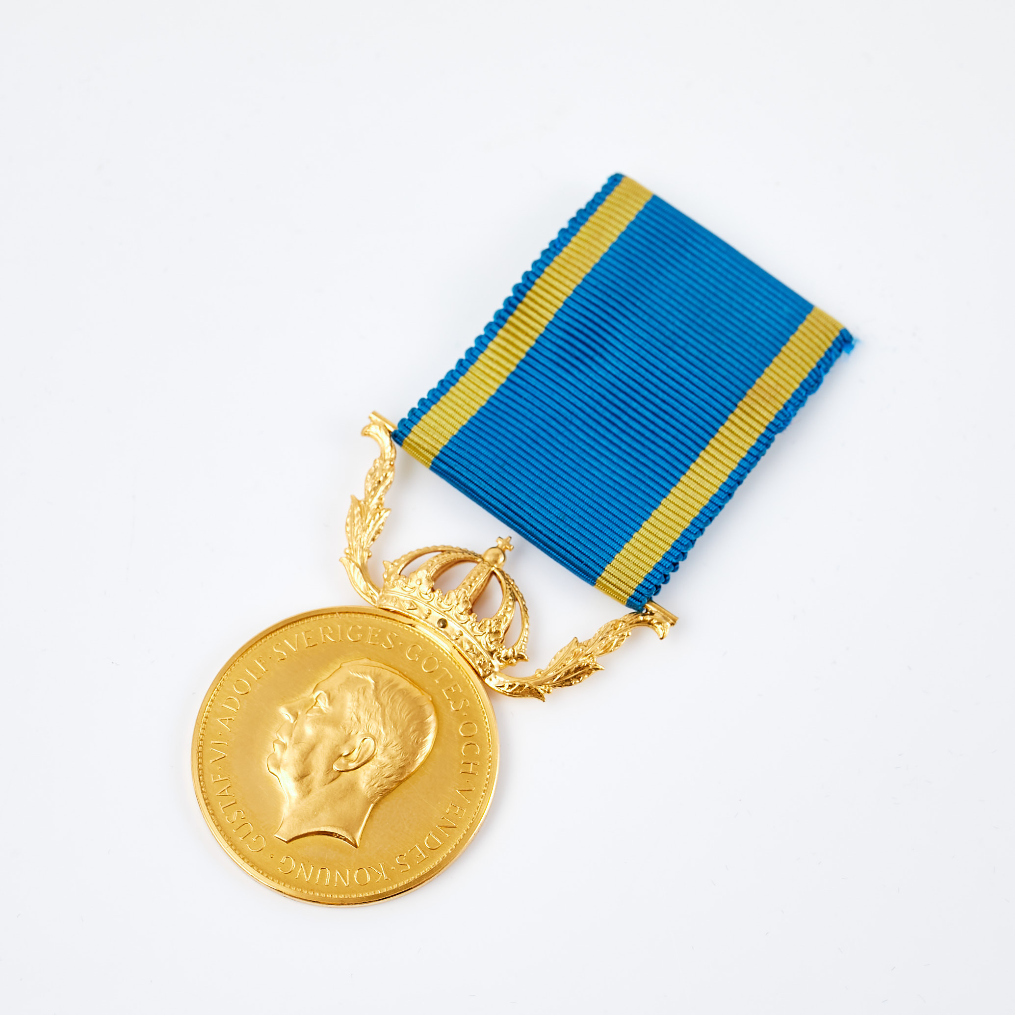 MEDALJ, 23 k/18 k guld, "För nit och redlighet i rikets tjänst", med ripsband, Gustav VI Adolf, i etui.