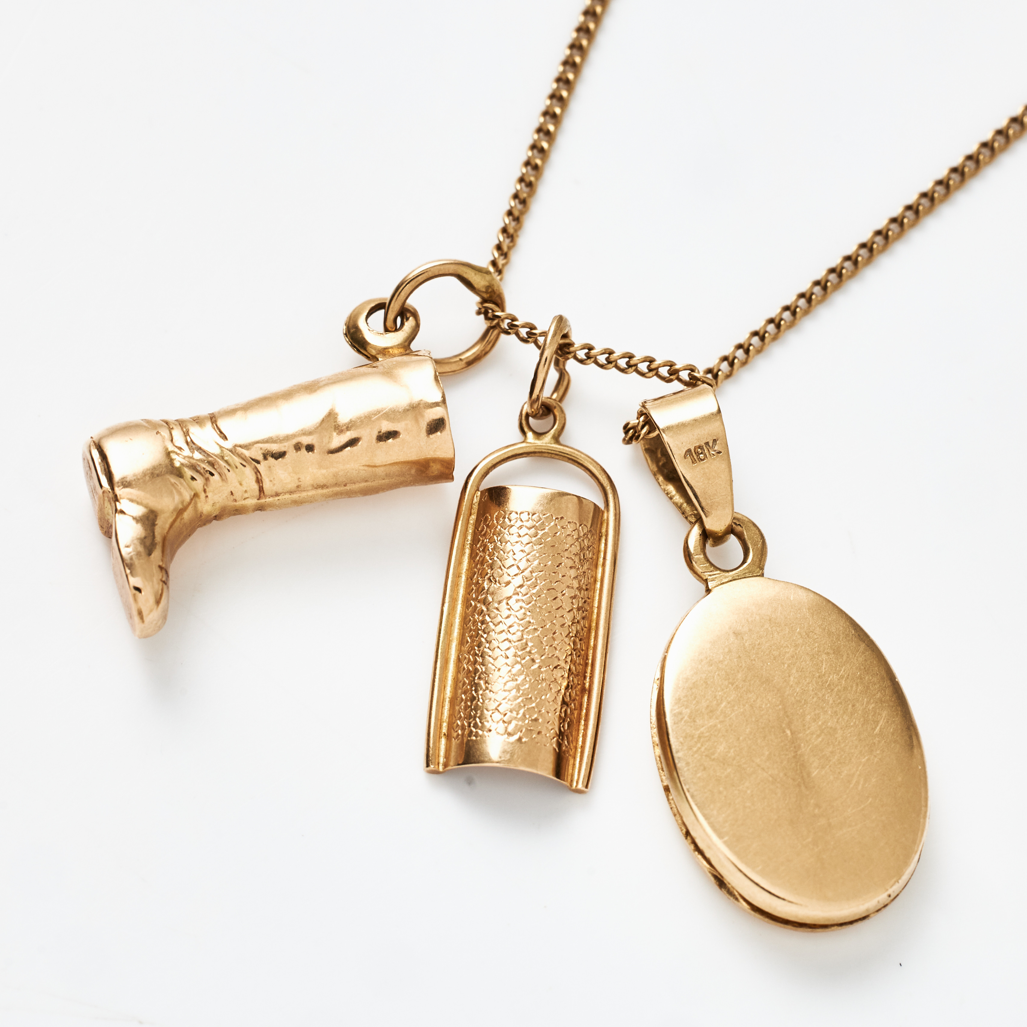 HALSKEDJA, Uno A Erre, Arezzo/Italien, HÄNGEN, 2 st., i form av ett rivjärn, stövel, MEDALJONG, 18 k guld, svenska kontrollstämplar.