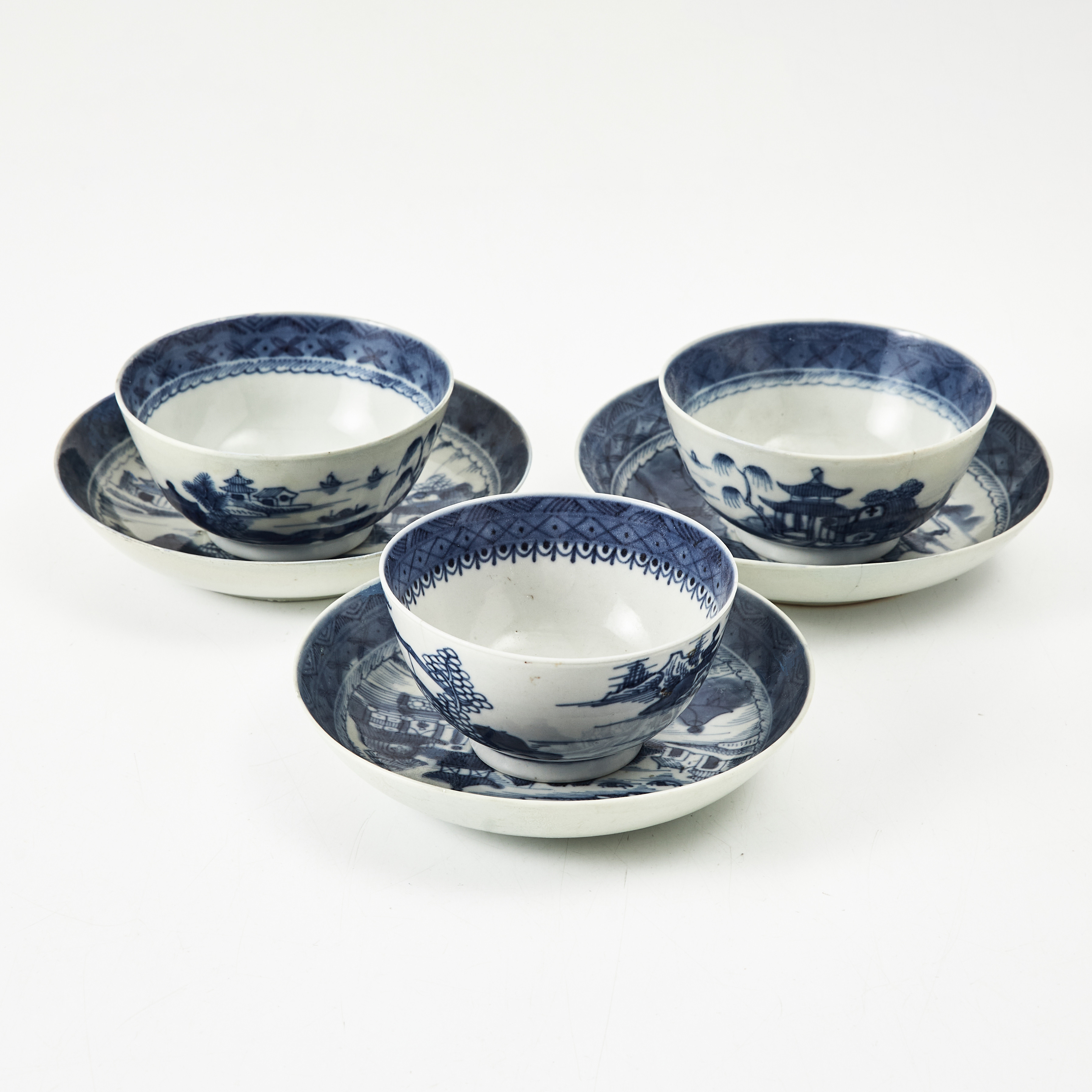 KOPPAR med fat, 3 st, porslin, Kina, dekor i underglasyrblått, 1700-tal.