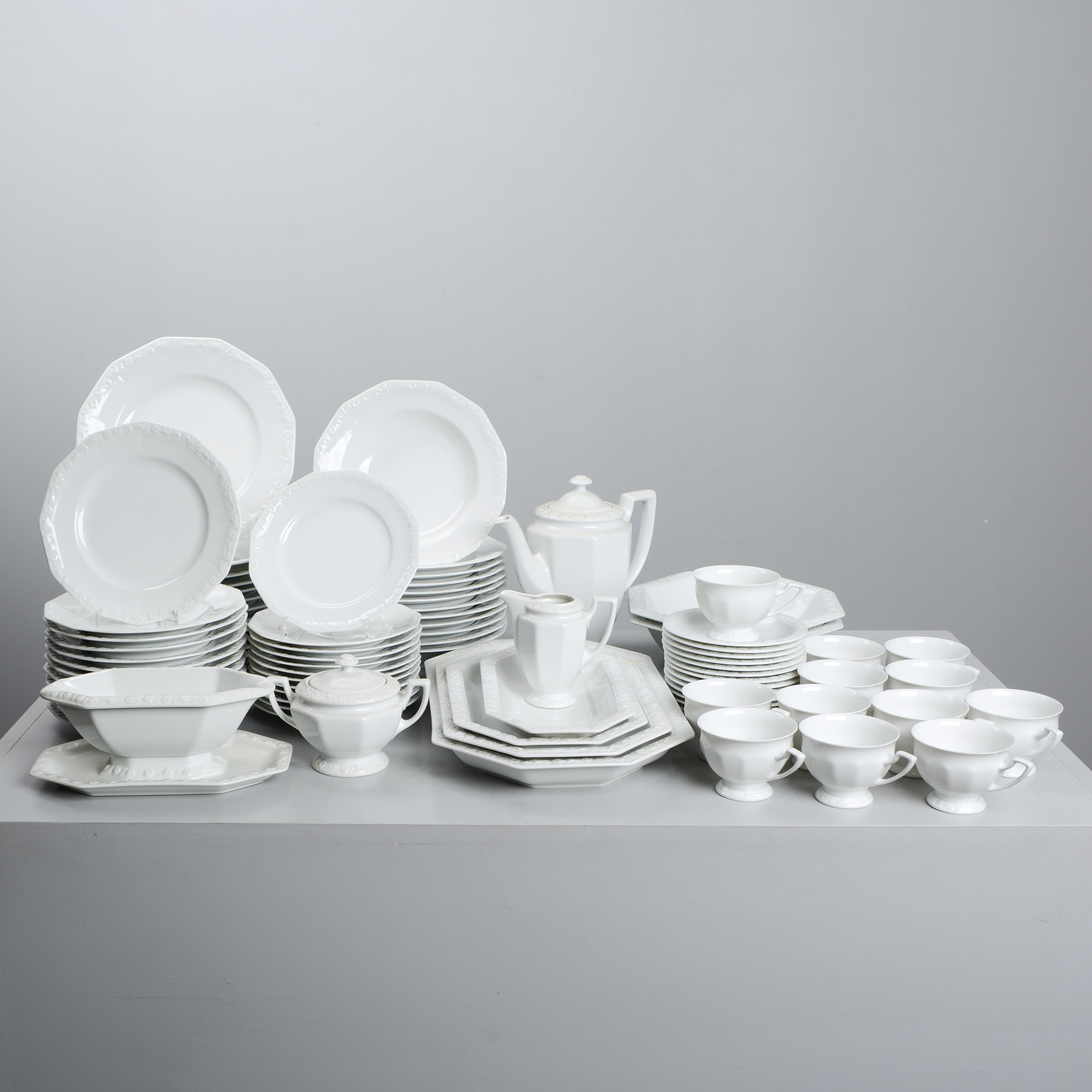 MATSERVIS för 12 personer, "Classic Rose", Rosenthal (71 delar).