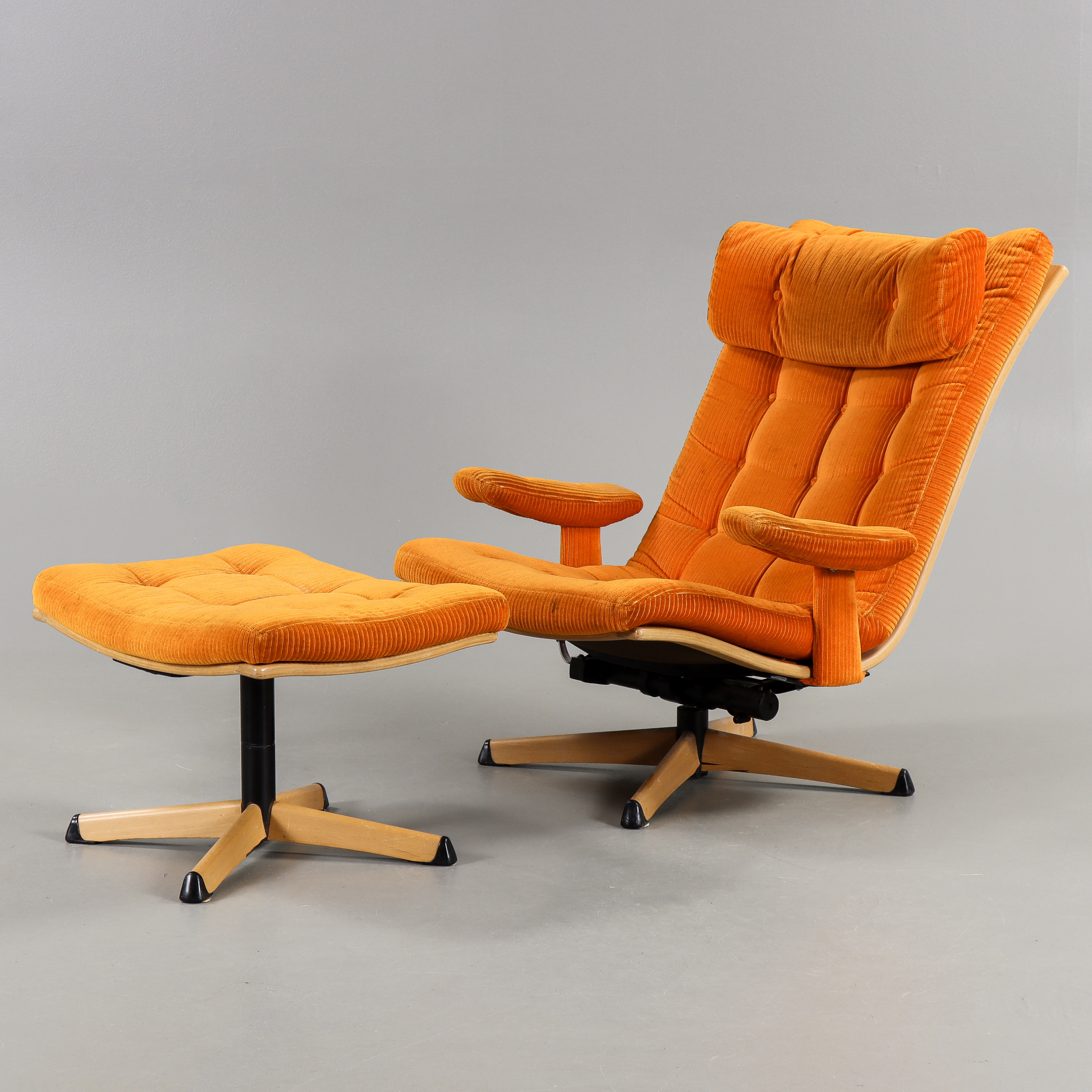 FÅTÖLJ MED FOTPALL Göte Möbler, Nässjö. 1900-talets andra hälft.