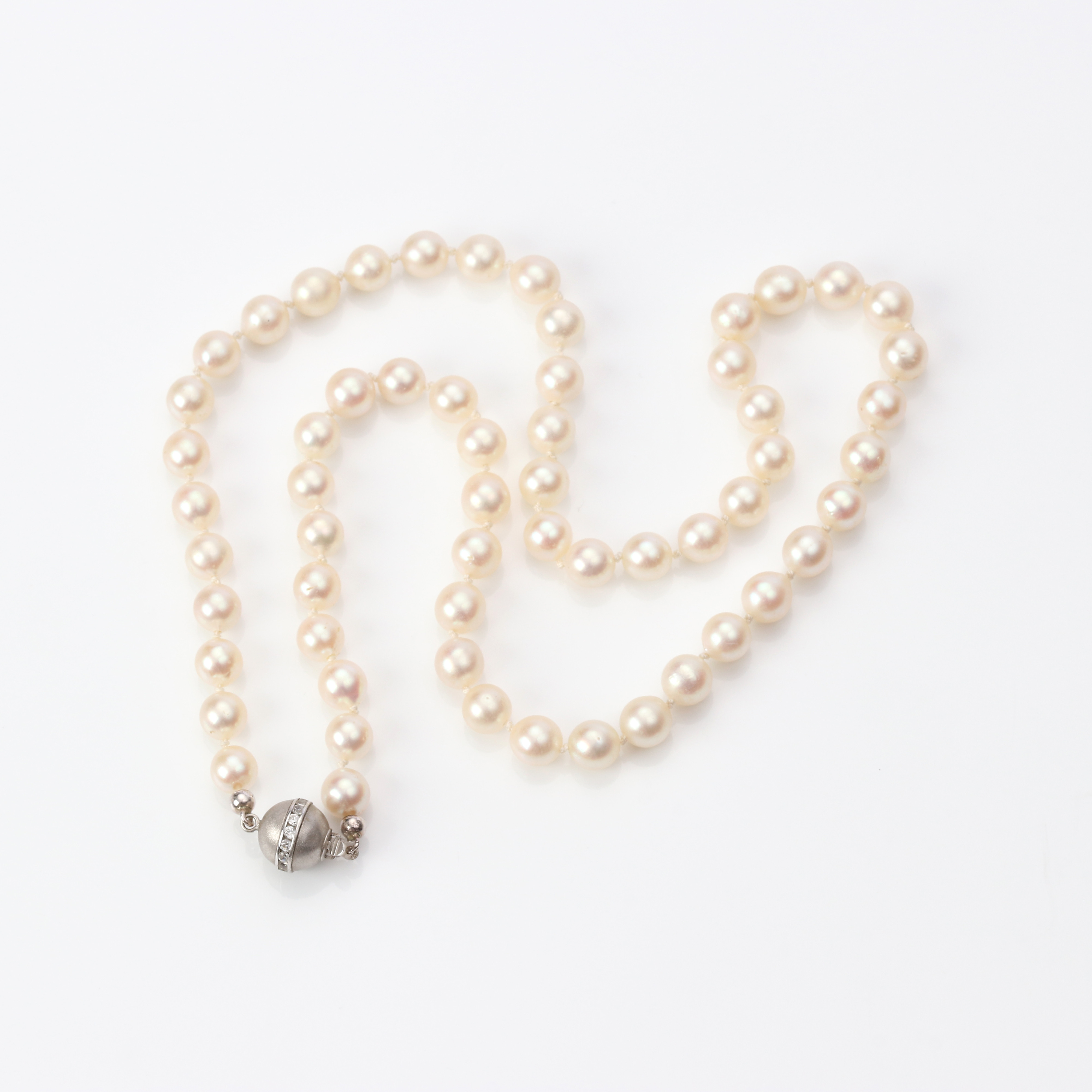 PÄRLCOLLIER. Odlade pärlor, lås i sterlingsilver.