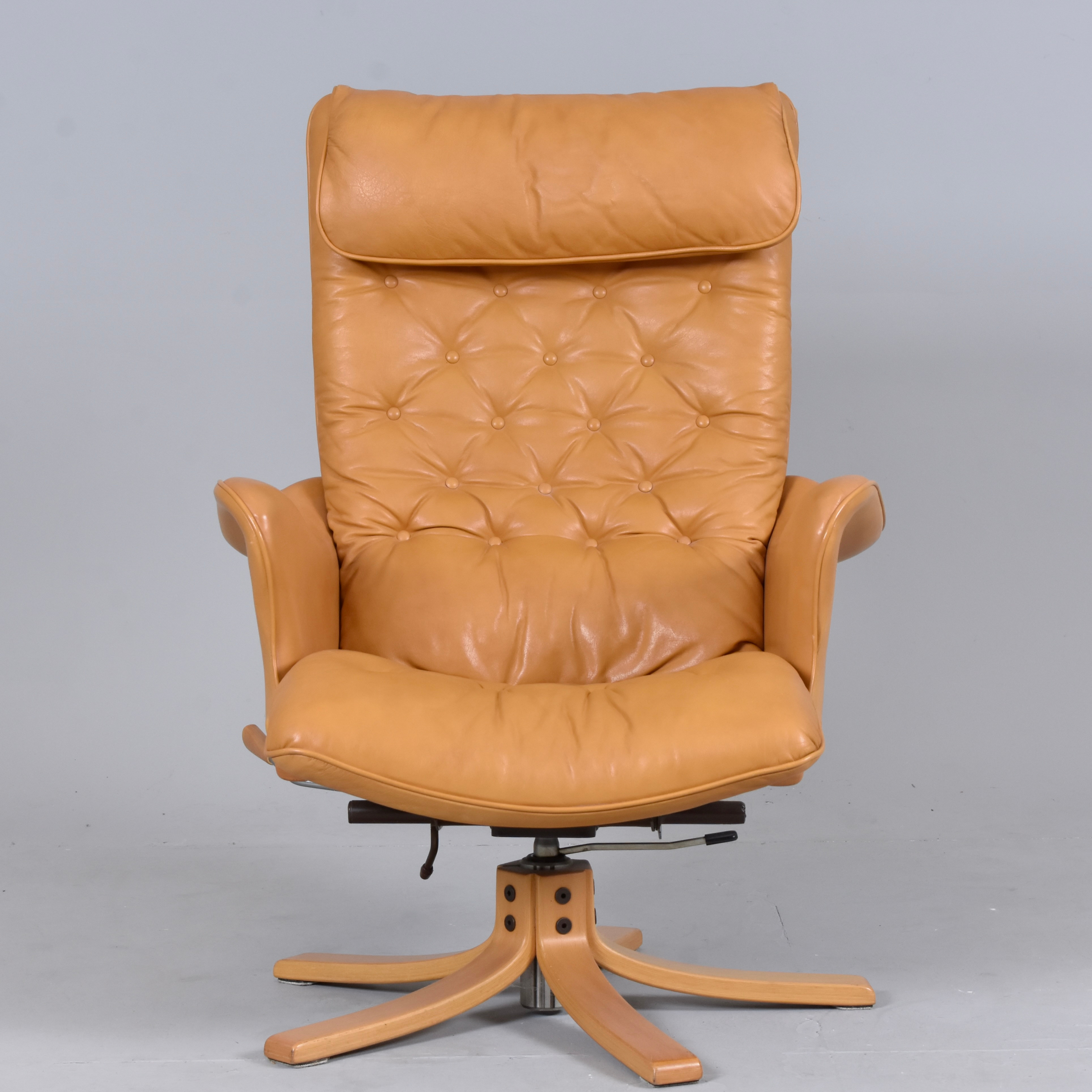 GUSTAV AXEL BERG. SNURRFÅTÖLJ, skinn, Bröderna Andersson, Ekenässjön.