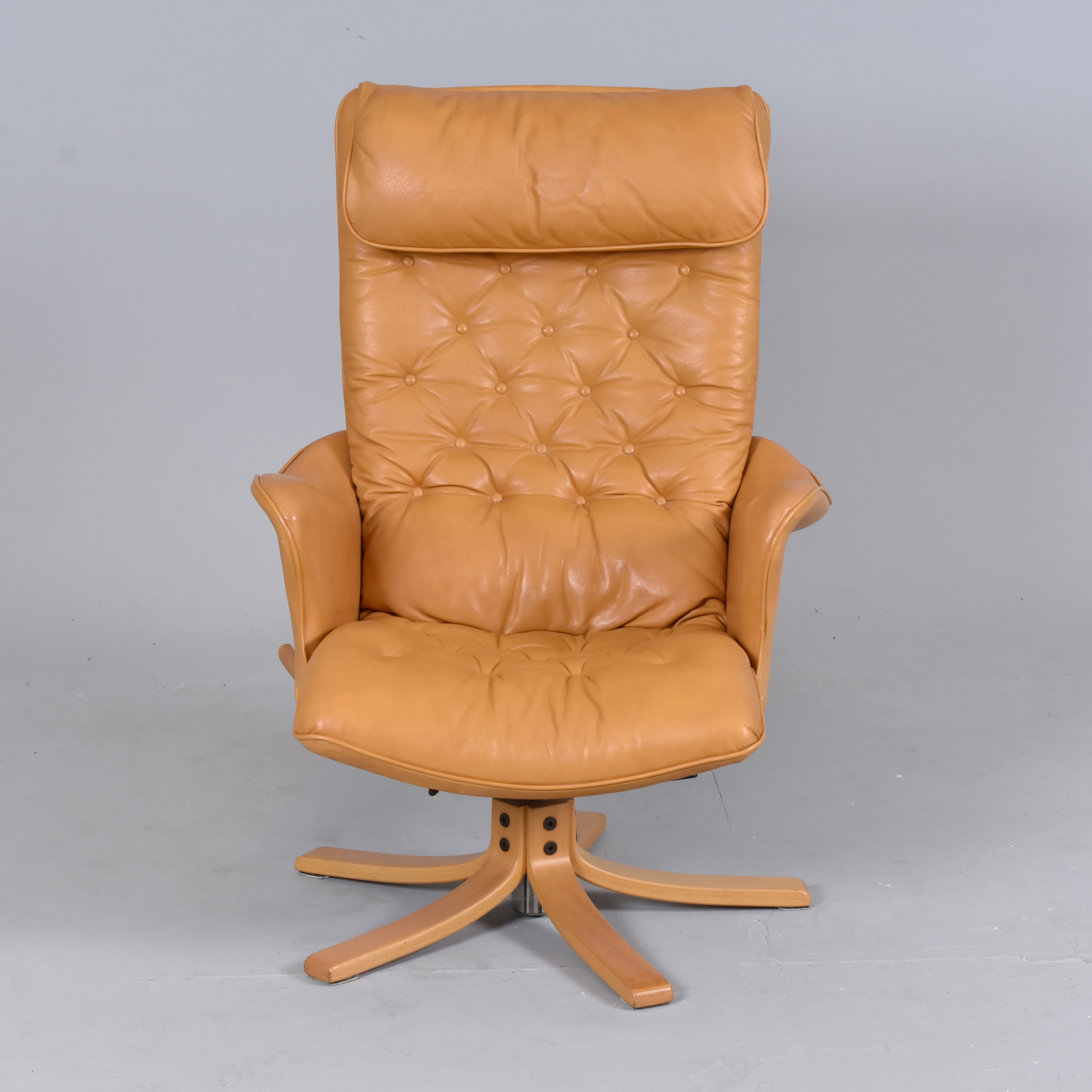 GUSTAV AXEL BERG. Snurrfåtölj, skinn, Bröderna Andersson, Ekenässjön.