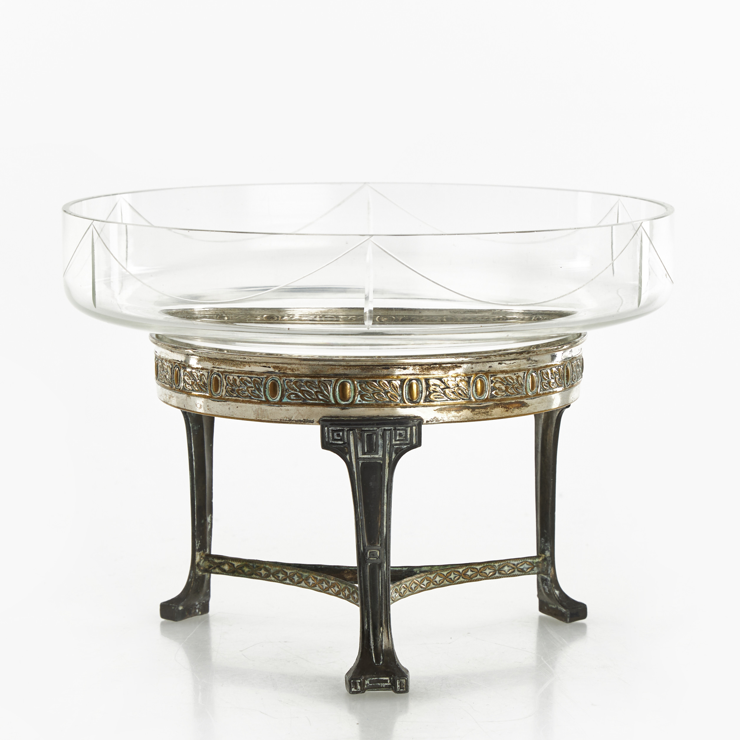 BORDSUPPSATS, tidigt 1900-tal, Jugend. skålfat i slipat klarglas på fot i nysilver.
