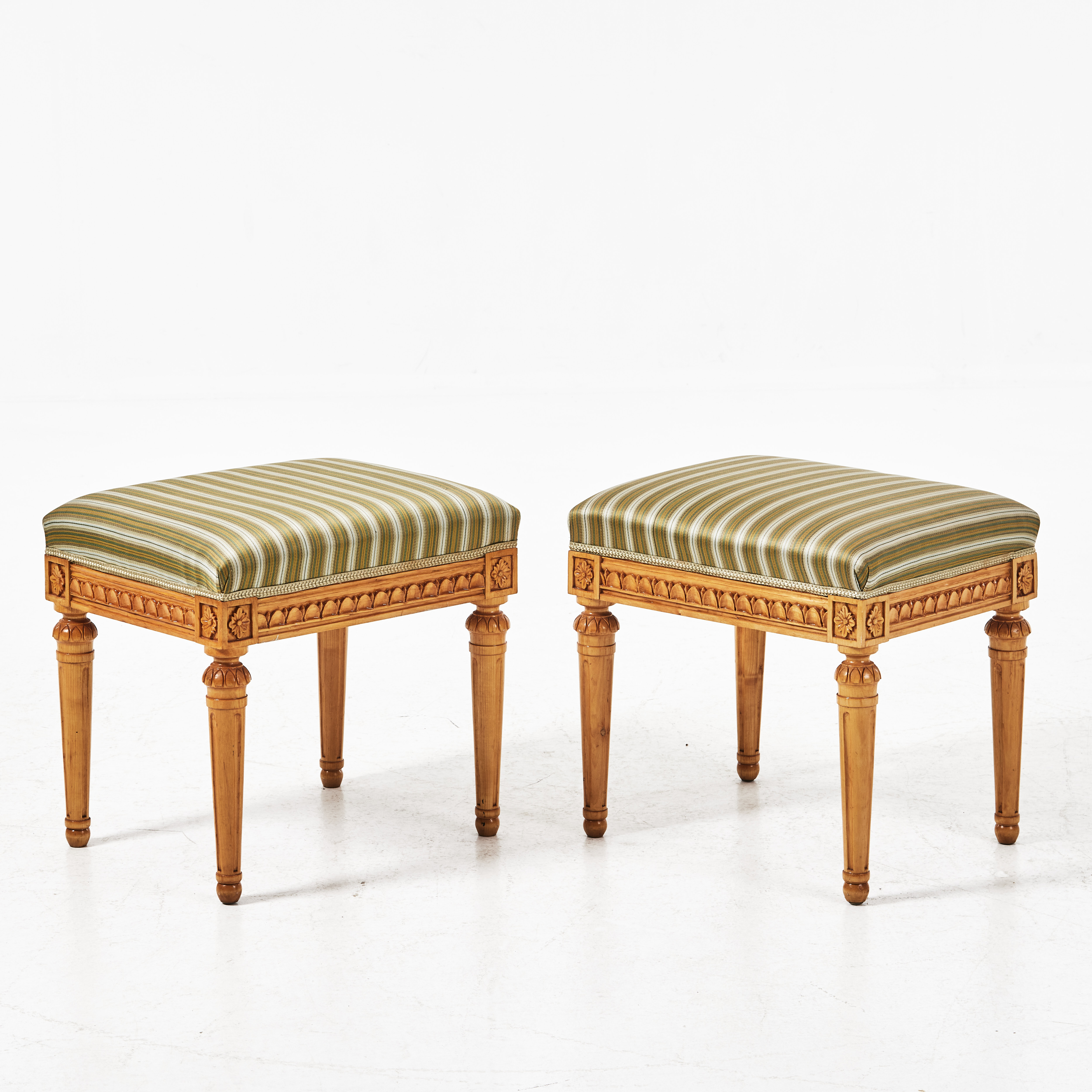 TABURETTER 1 par, gustaviansk stil, tillverkade och tapetserararbetet gjort av tapetserarmästare Bo Johansson i Stockholm vid 1900-talets mitt.