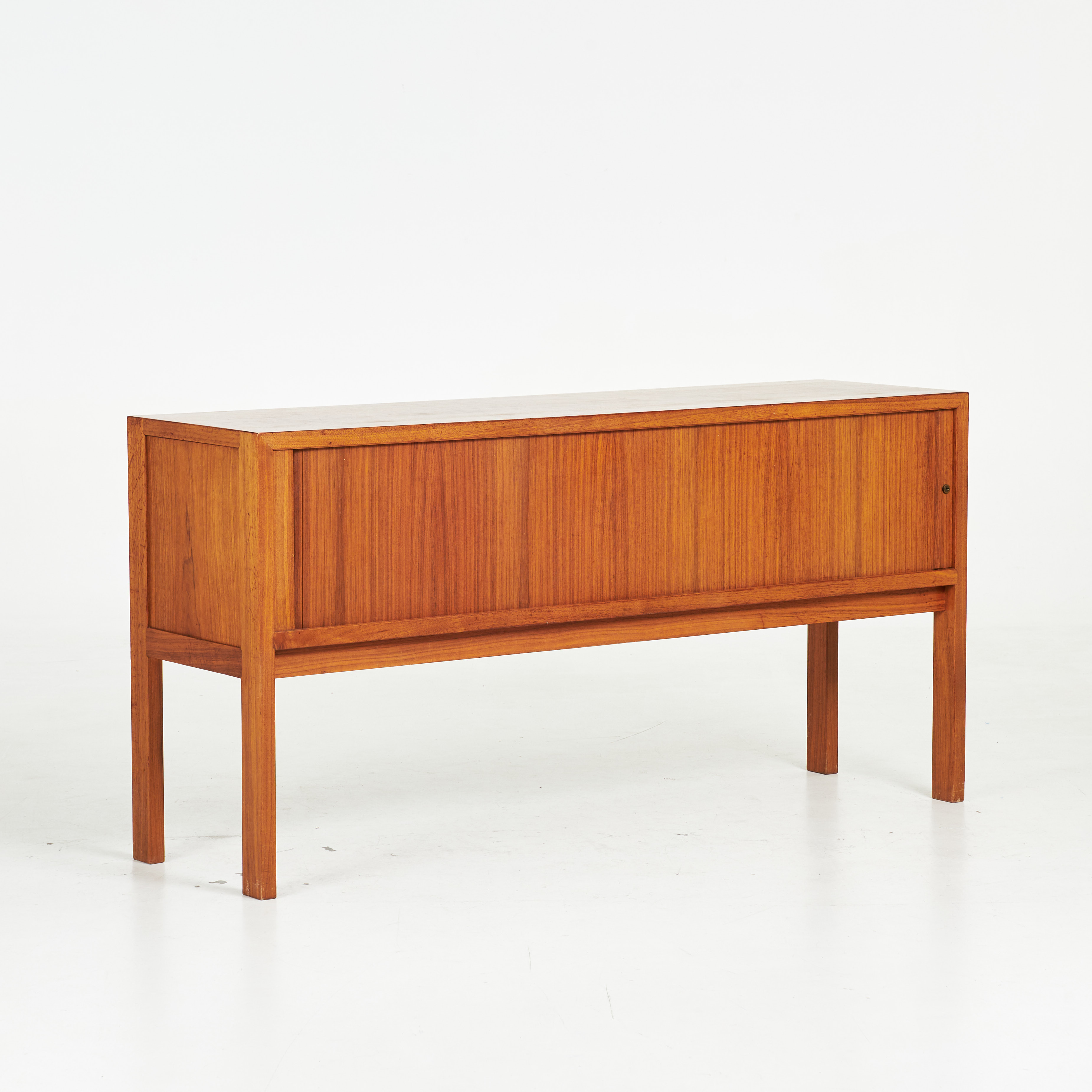 SIDEBOARD. 1950-60 tal, valnöt, jalusi, invändigt med draglådor för papper.